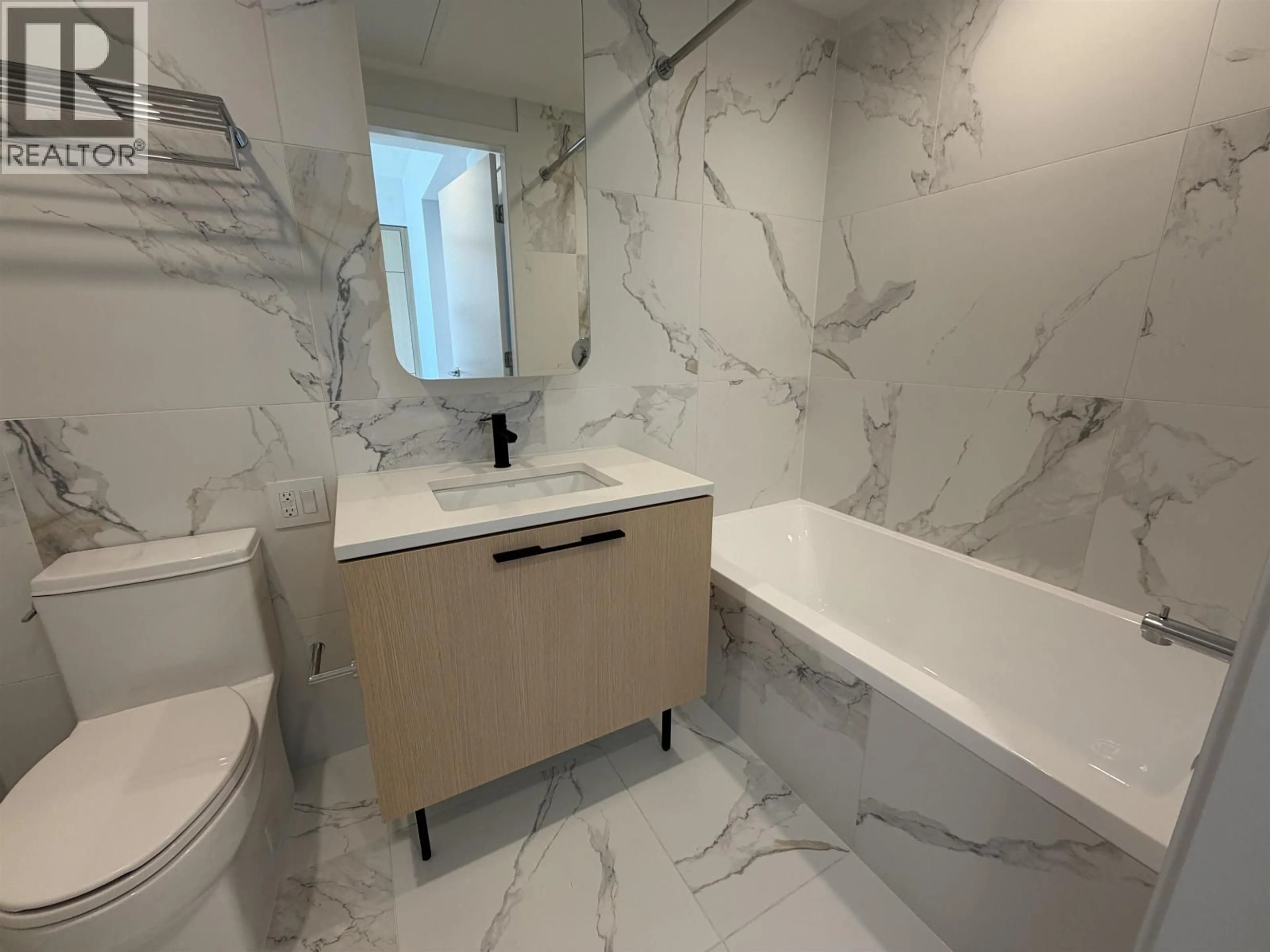 Contemporary bathroom, ceramic/tile floor for 462 - 5189 EARLES STREET, Vancouver British Columbia V5R5H4