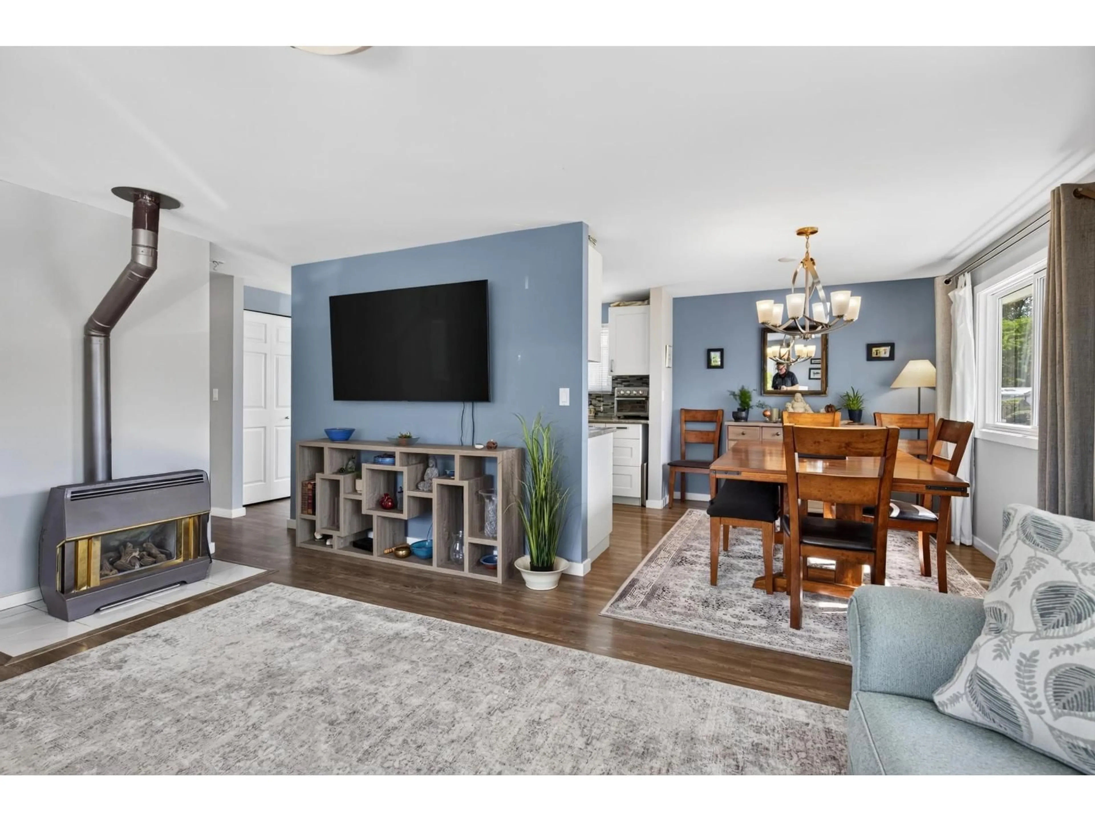 Living room with furniture, unknown for 200 - 27111 0 AVENUE, Langley British Columbia V4W2T5