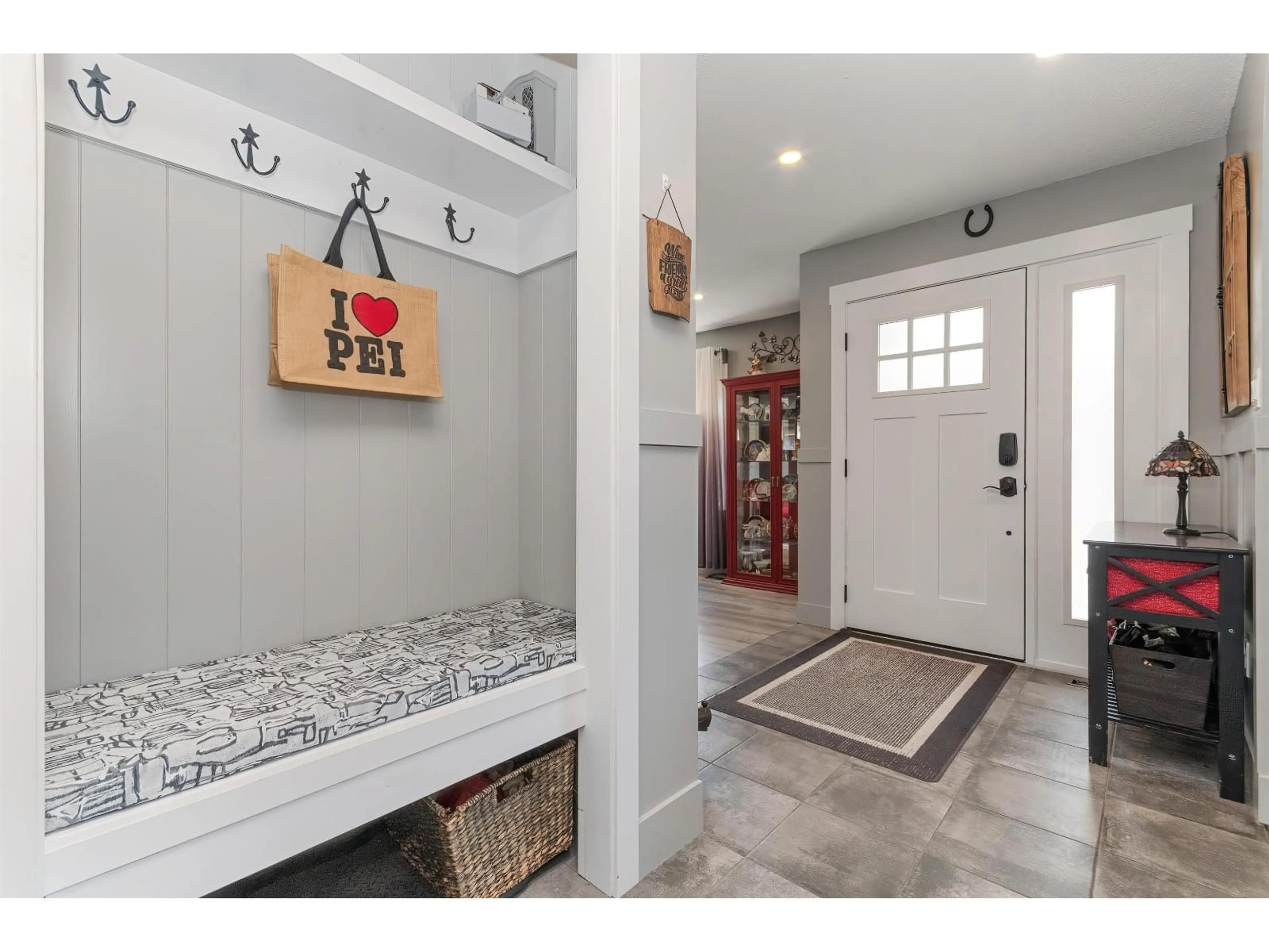 Indoor entryway for 1549 PINEWOOD AVENUE, Agassiz British Columbia V0M1A2