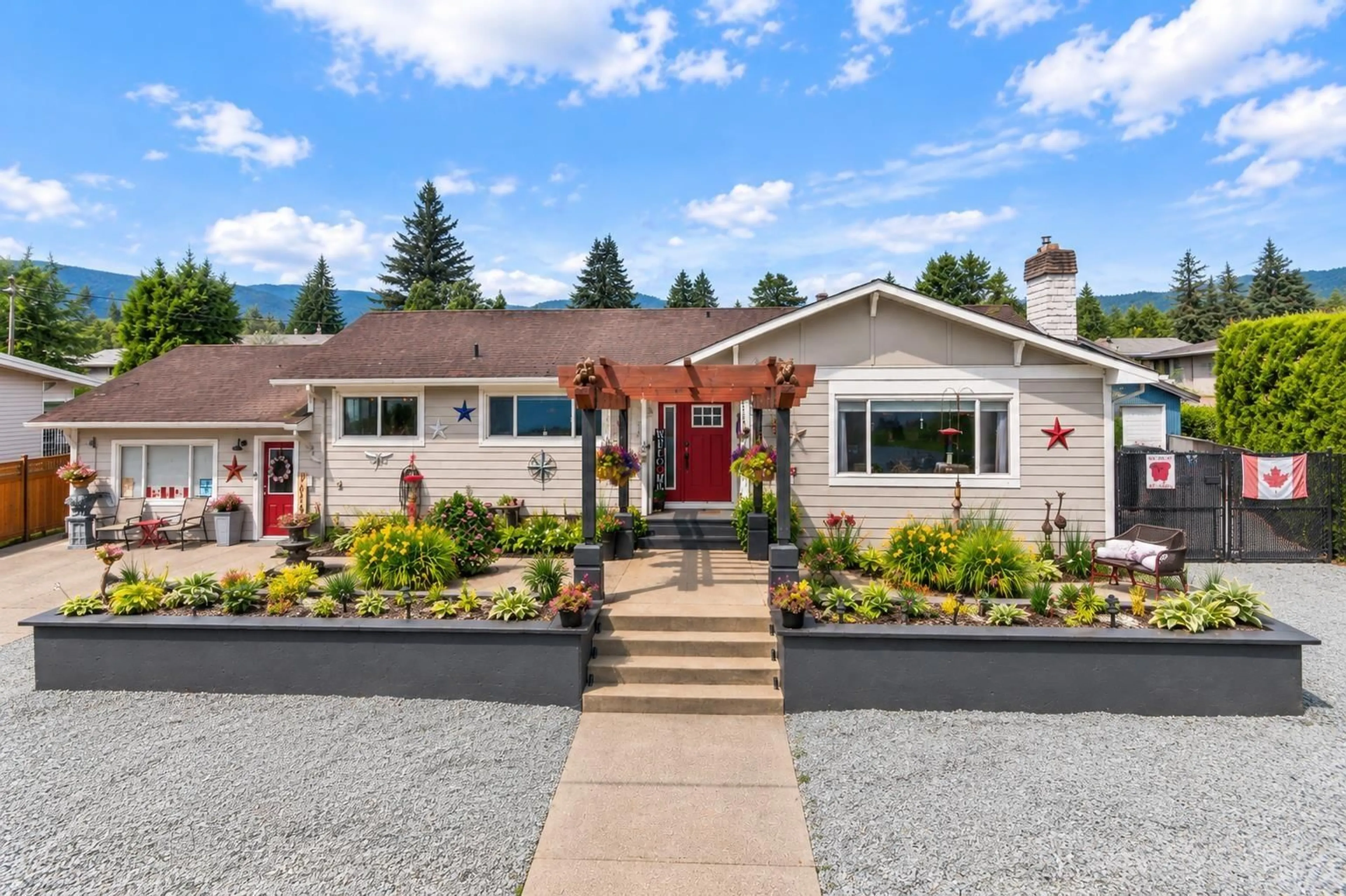 Home with vinyl exterior material, mountain view for 1549 PINEWOOD AVENUE, Agassiz British Columbia V0M1A2