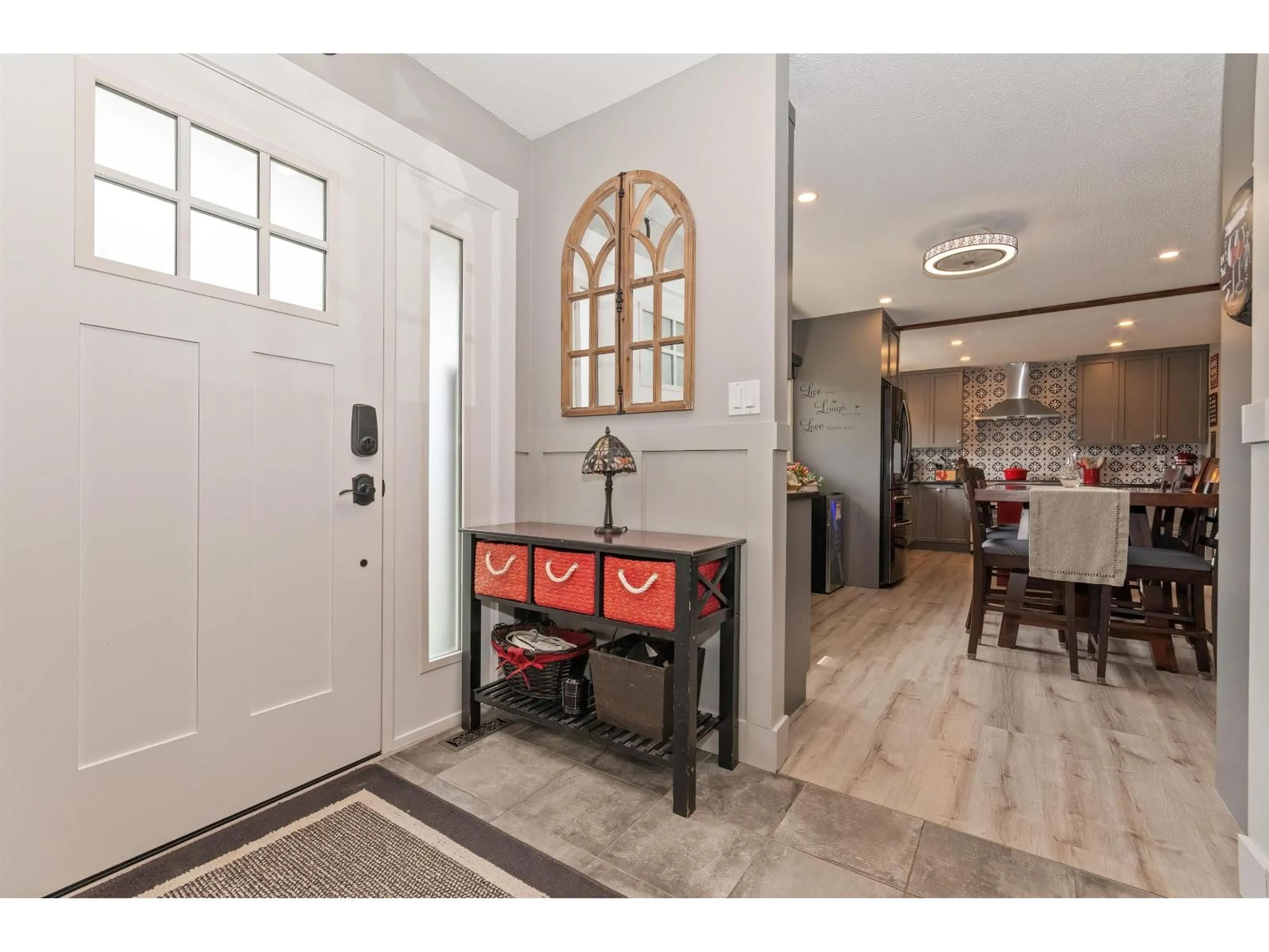 Indoor entryway for 1549 PINEWOOD AVENUE, Agassiz British Columbia V0M1A2