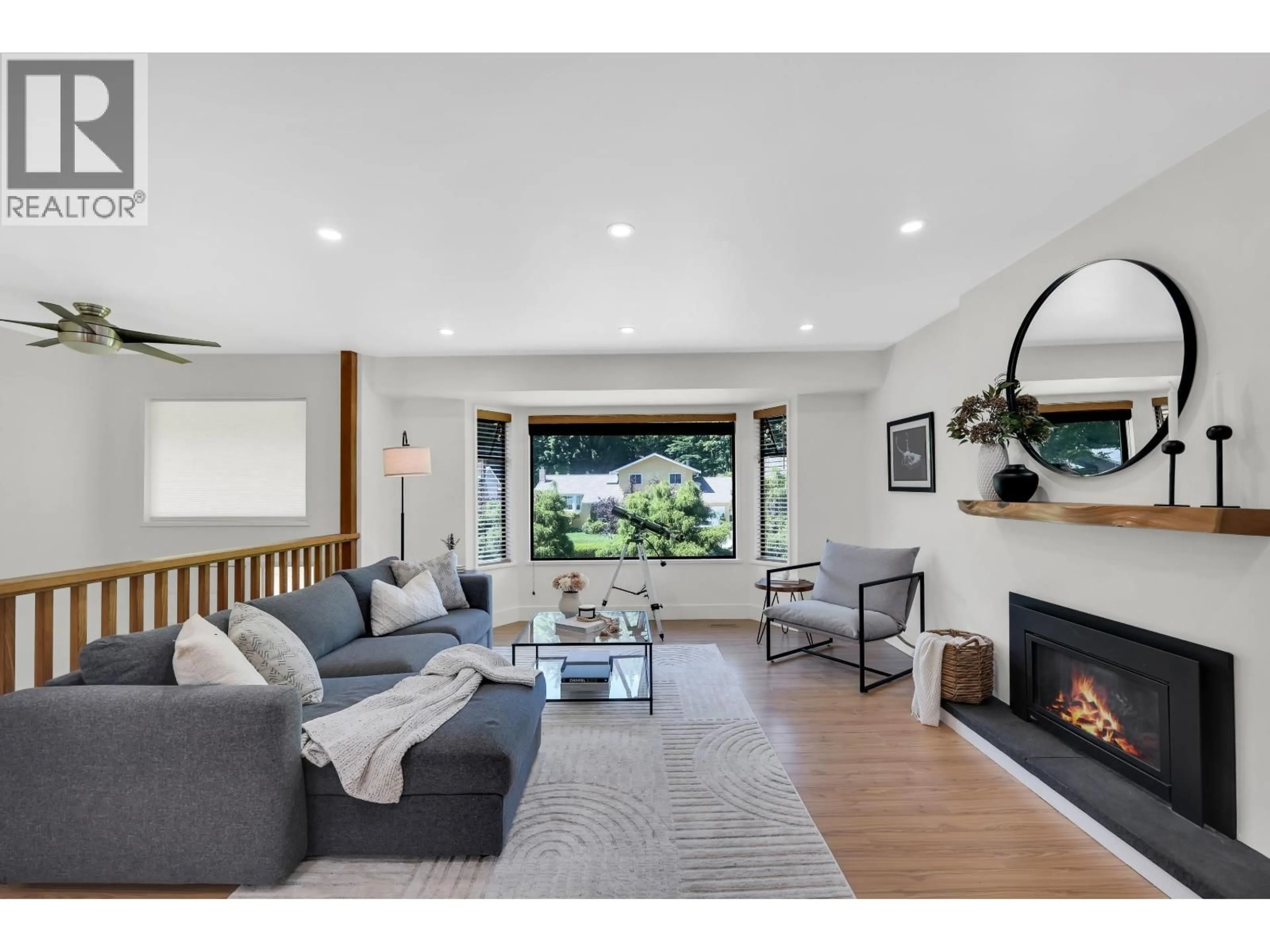 Living room with furniture, wood/laminate floor for 40011 PLATEAU DRIVE, Squamish British Columbia V8B0W3