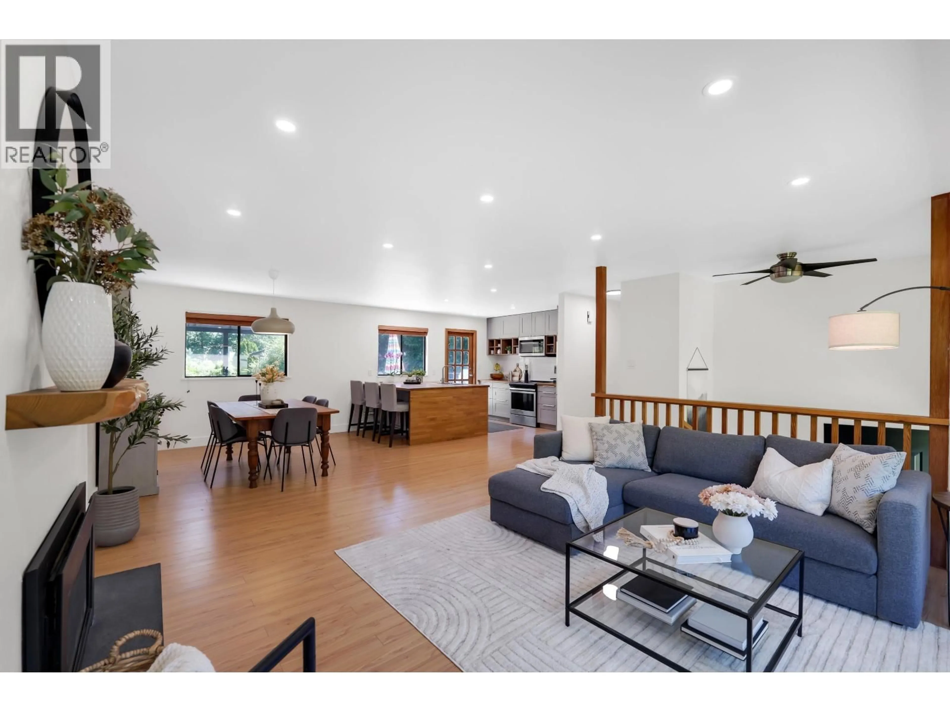 Living room with furniture, unknown for 40011 PLATEAU DRIVE, Squamish British Columbia V8B0W3