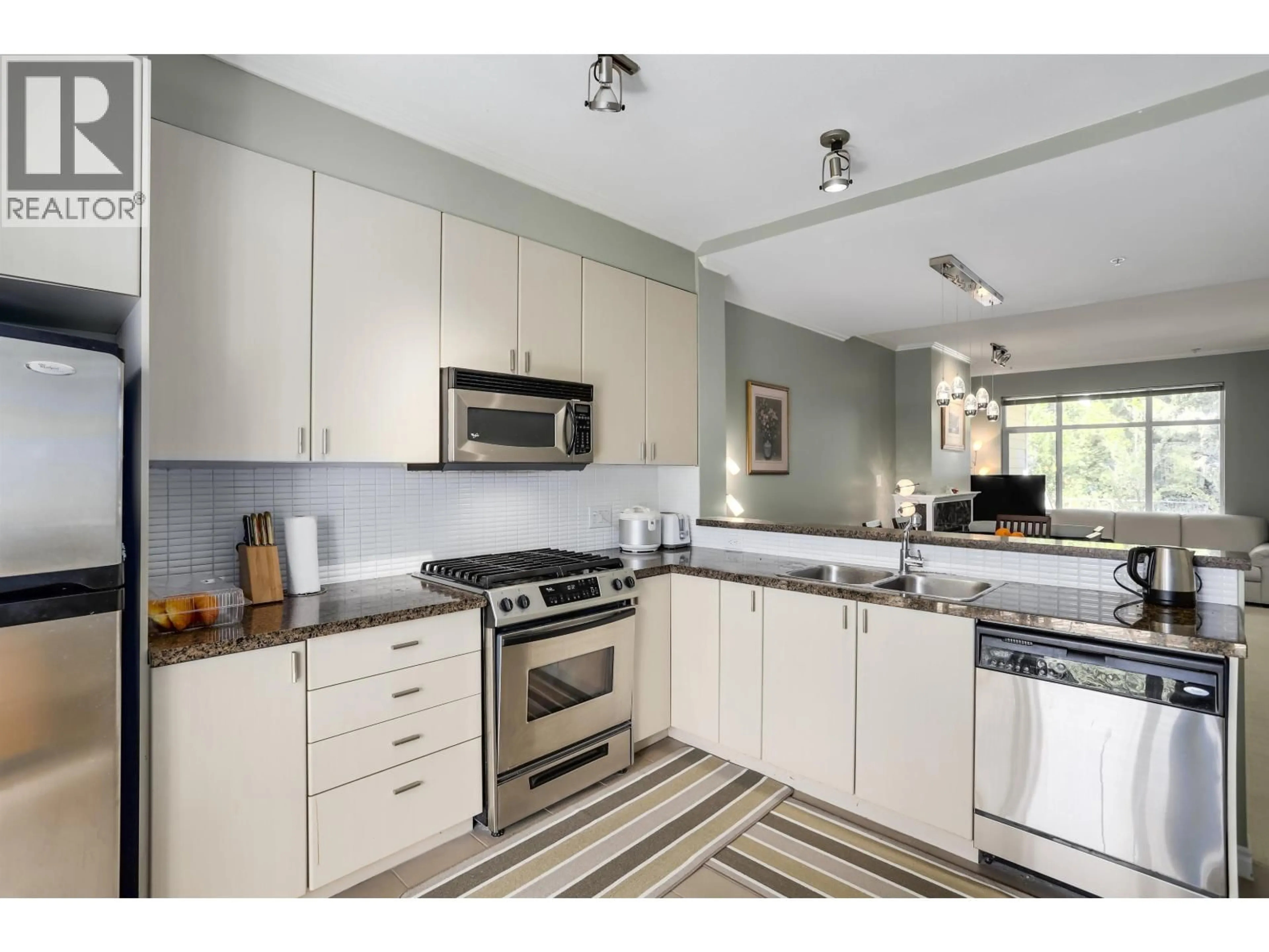 Unknown for 11 - 6878 SOUTHPOINT DRIVE, Burnaby British Columbia V3N5E4