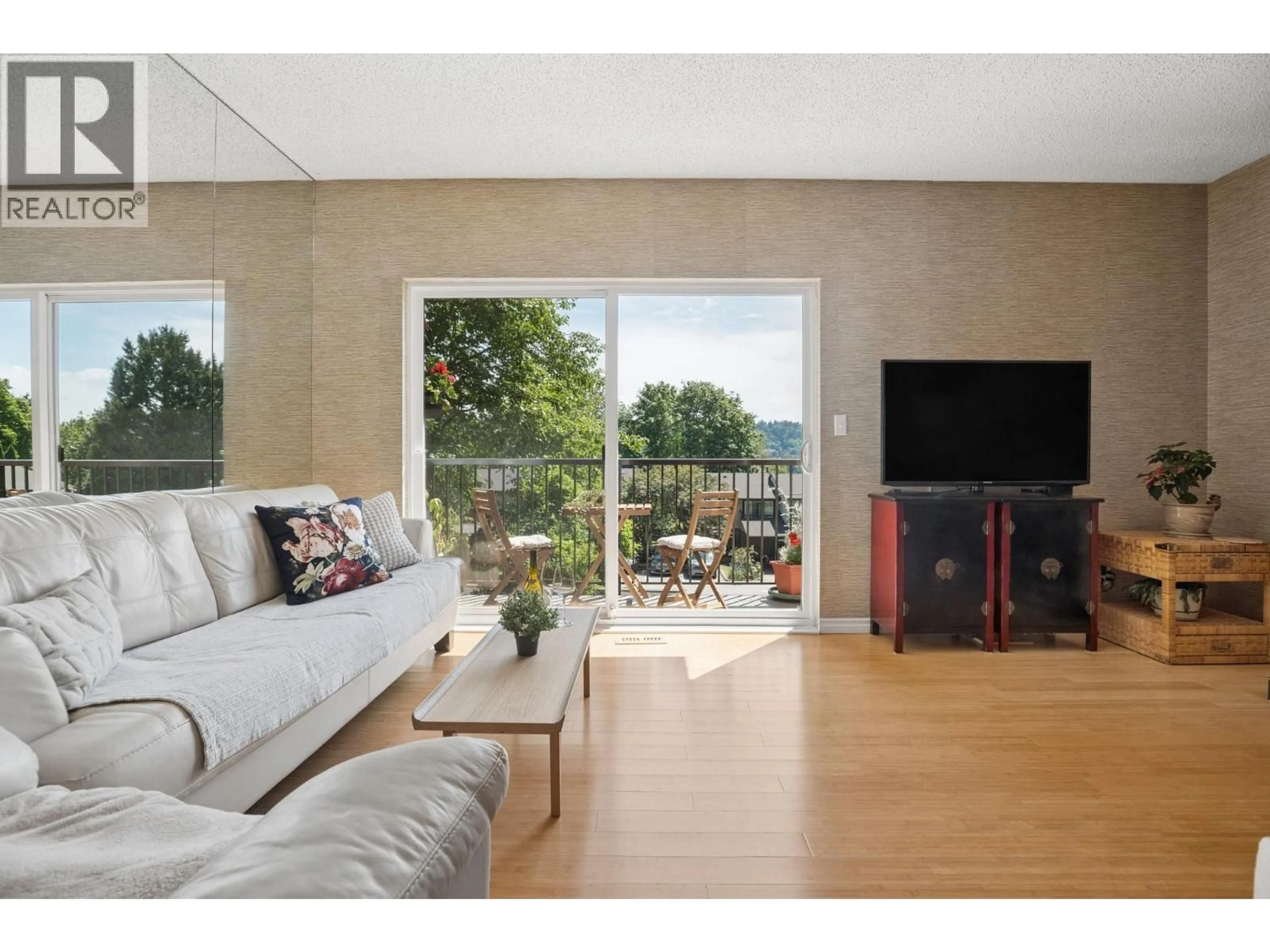 Living room with furniture, wood/laminate floor for 539 IOCO ROAD, Port Moody British Columbia V3H2W3