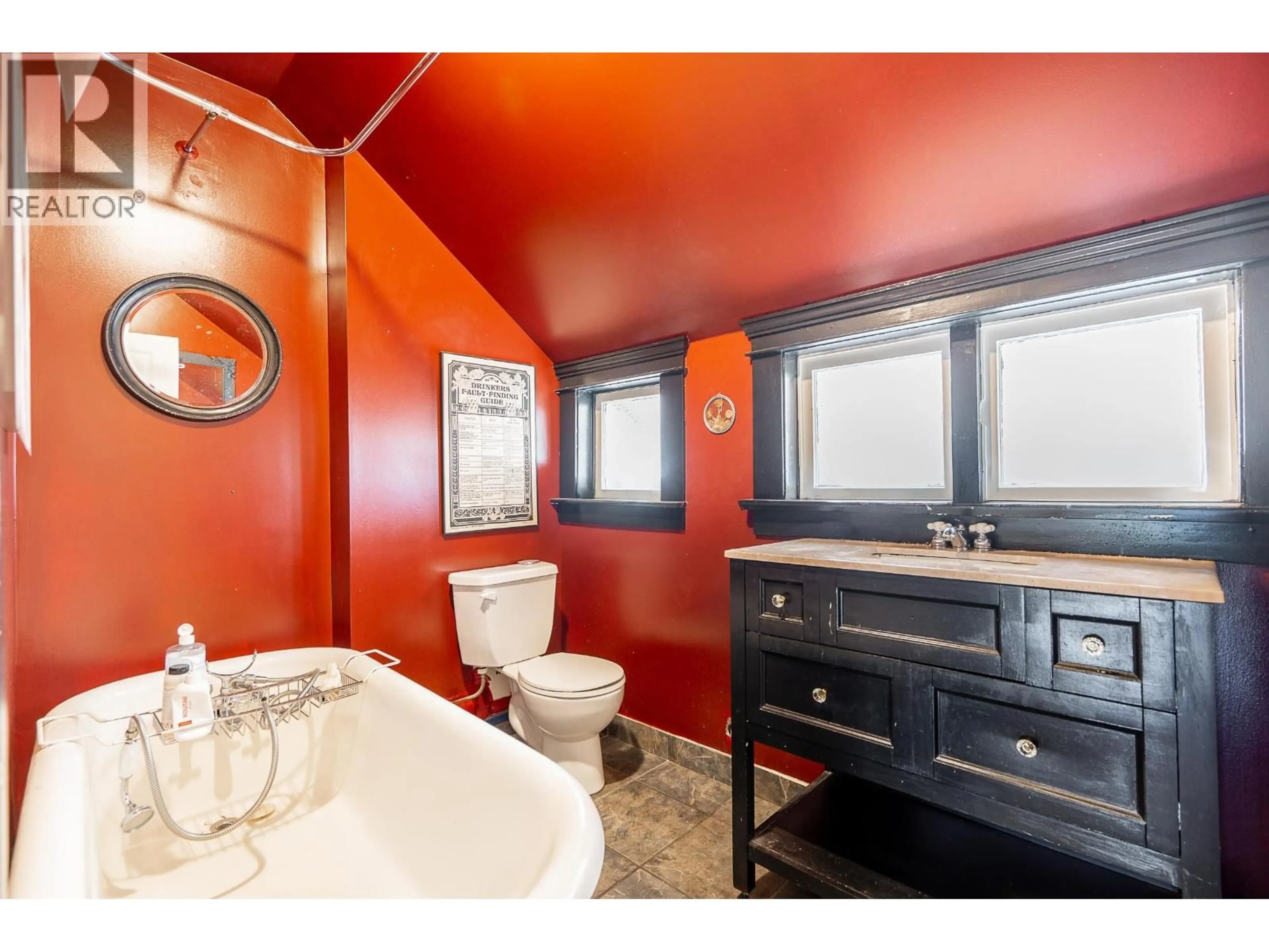 Standard bathroom, ceramic/tile floor for 1329 12TH AVENUE, Vancouver British Columbia V5N2A1