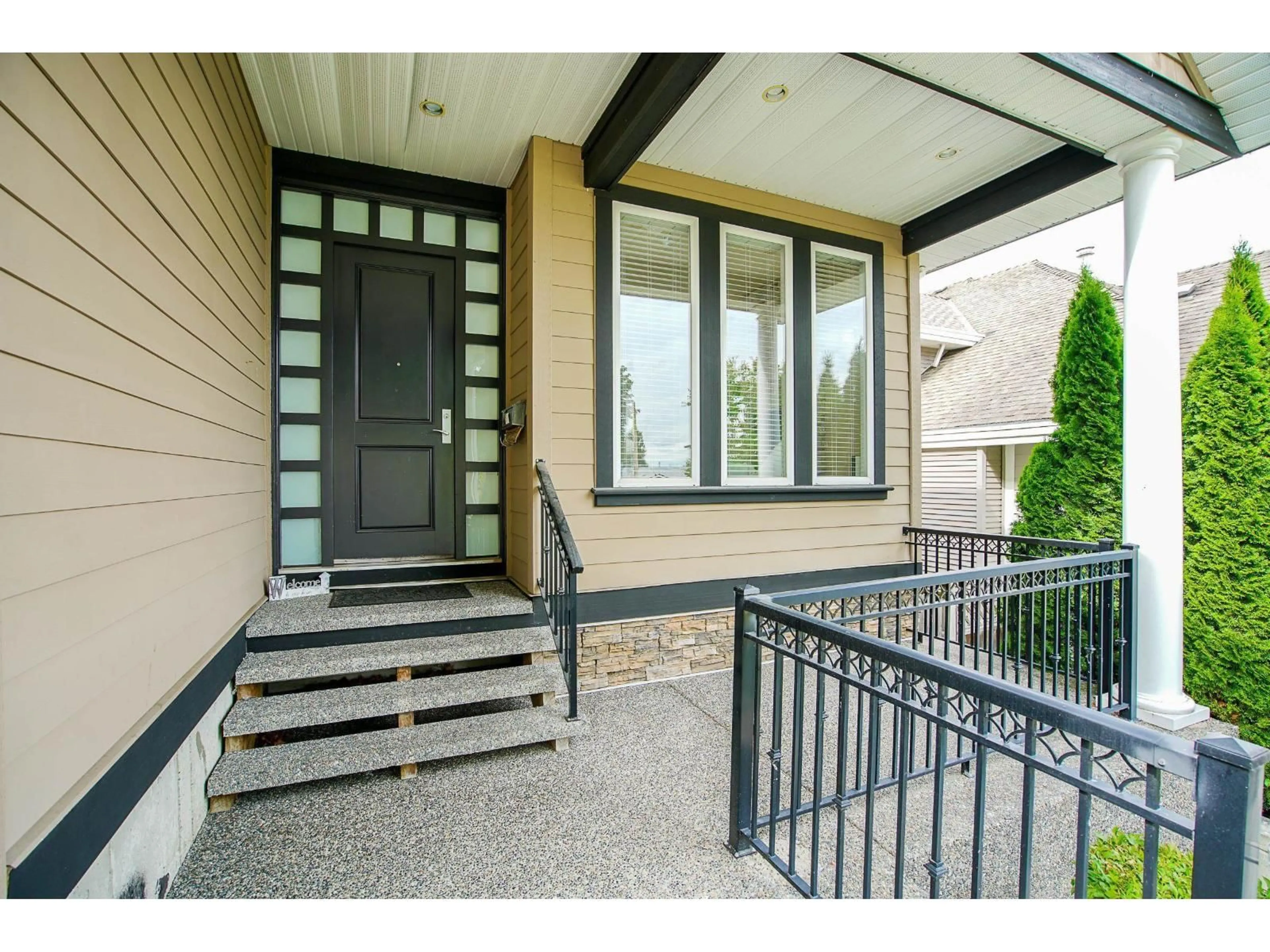 Indoor entryway for 15075 70A AVENUE, Surrey British Columbia V3S2E2