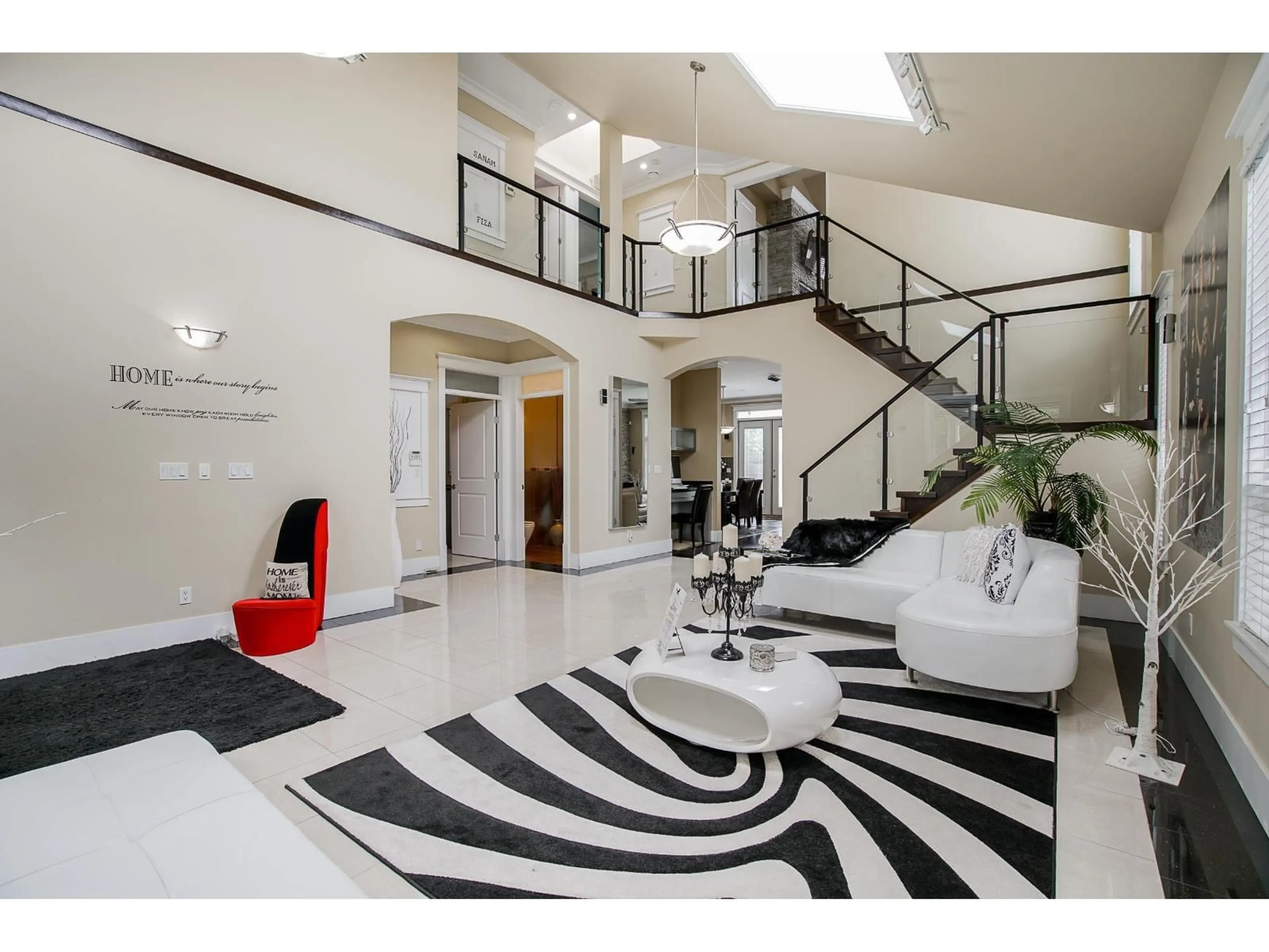 Indoor foyer for 15075 70A AVENUE, Surrey British Columbia V3S2E2