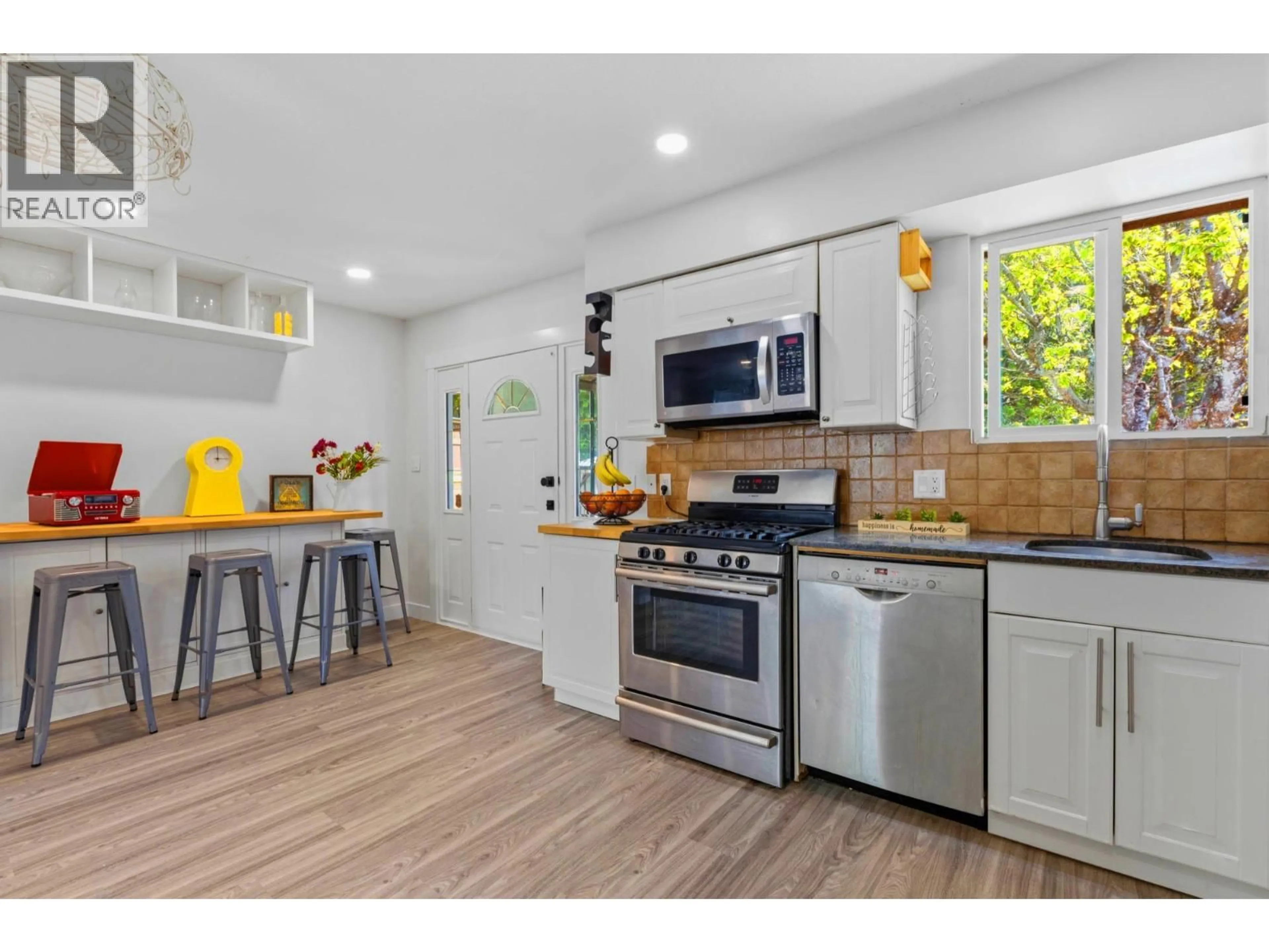 Open concept kitchen, unknown for 713 APPLEYARD COURT, Port Moody British Columbia V3H3X1