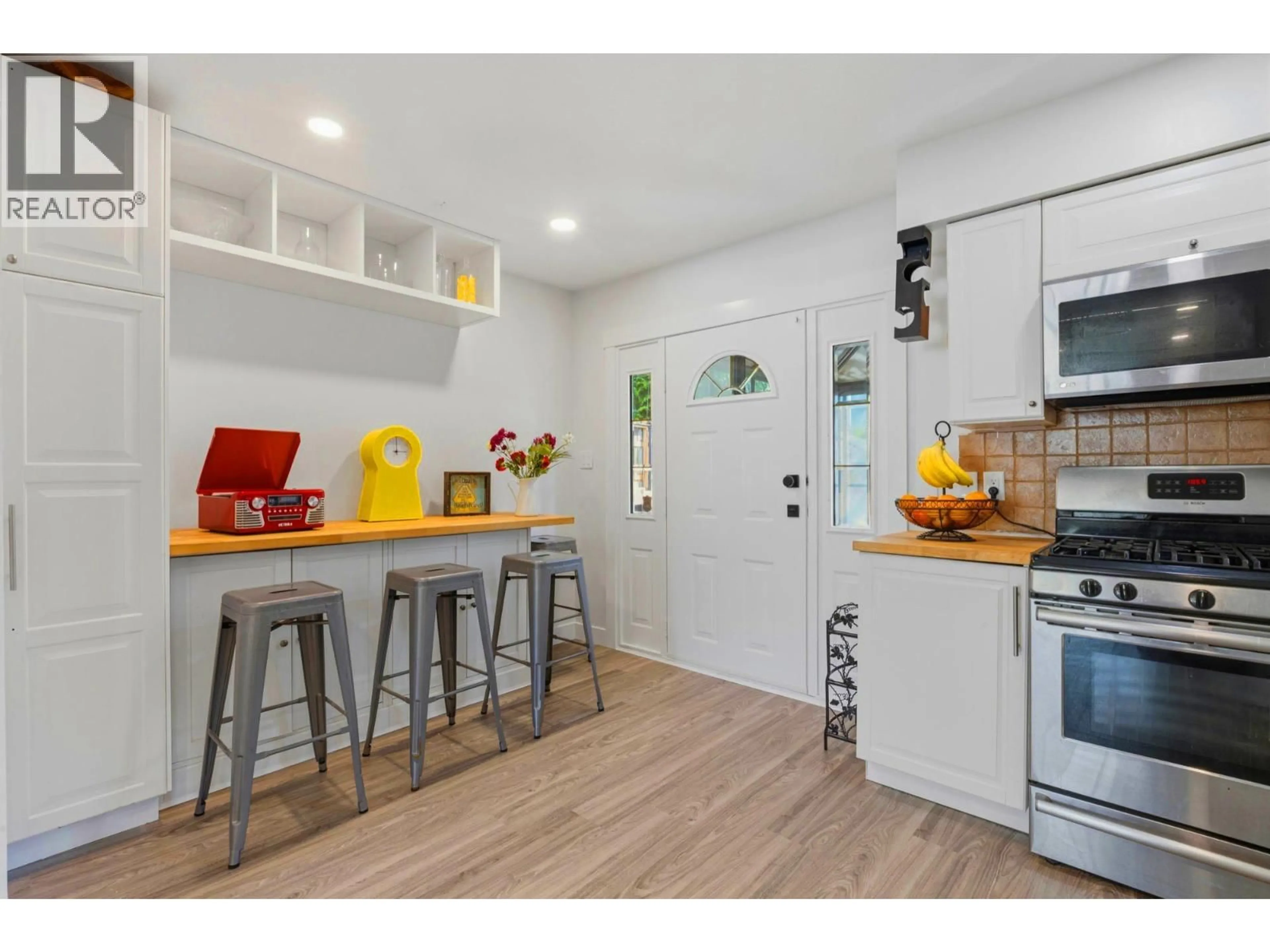 Open concept kitchen, wood/laminate floor for 713 APPLEYARD COURT, Port Moody British Columbia V3H3X1