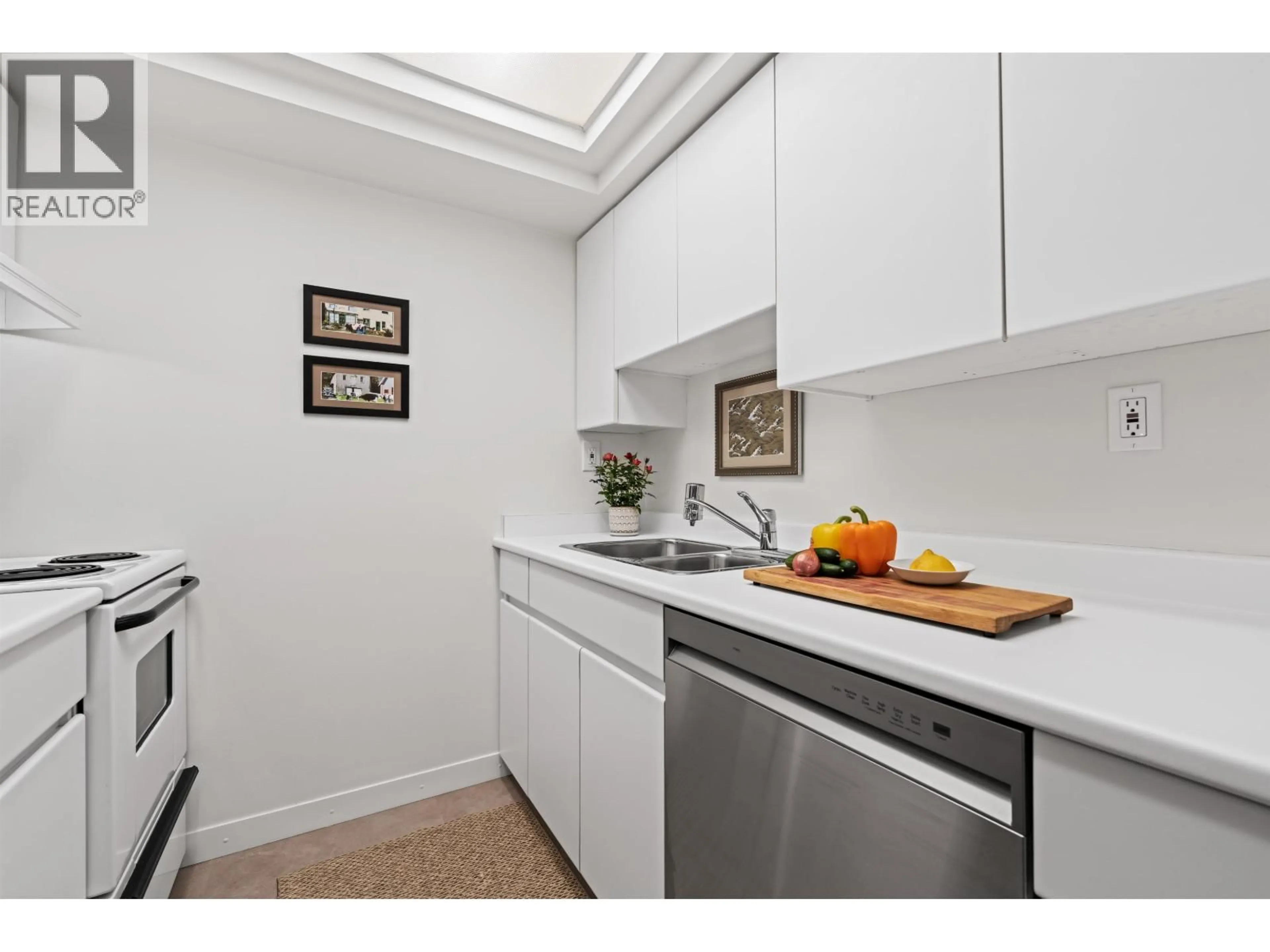 Standard kitchen, unknown for 107 - 1425 ESQUIMALT AVENUE, West Vancouver British Columbia V7T1L1