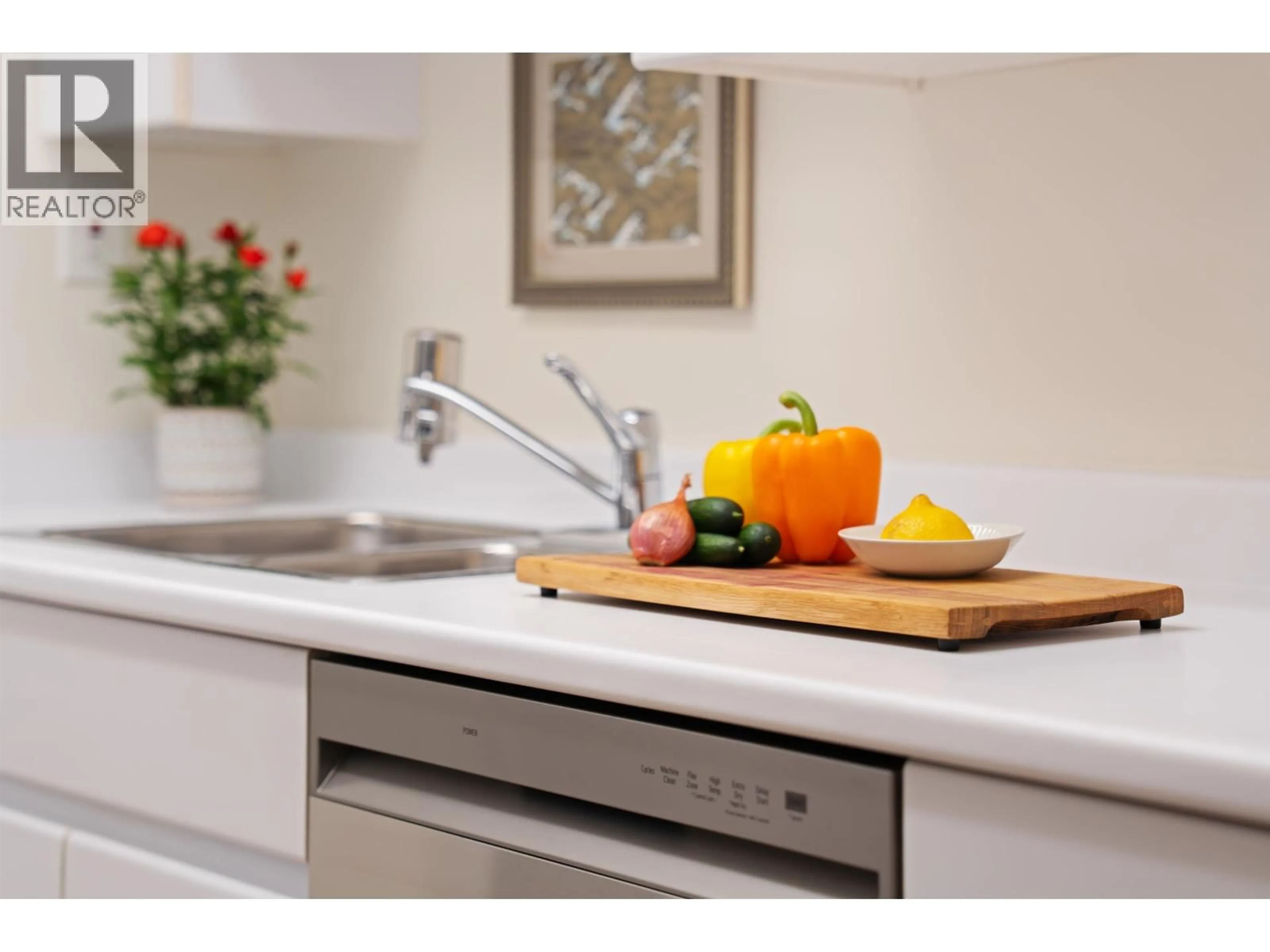 Standard kitchen, wood/laminate floor for 107 - 1425 ESQUIMALT AVENUE, West Vancouver British Columbia V7T1L1
