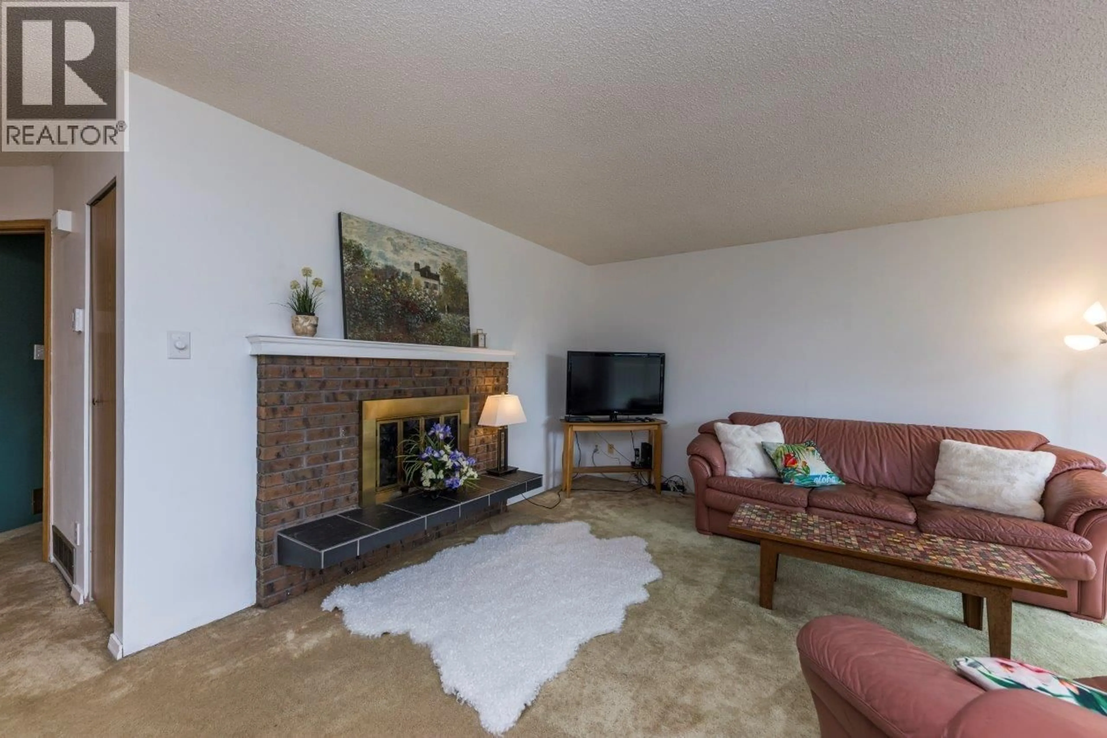 Living room with furniture, wood/laminate floor for 475 ORWELL STREET, North Vancouver British Columbia V7J3R8