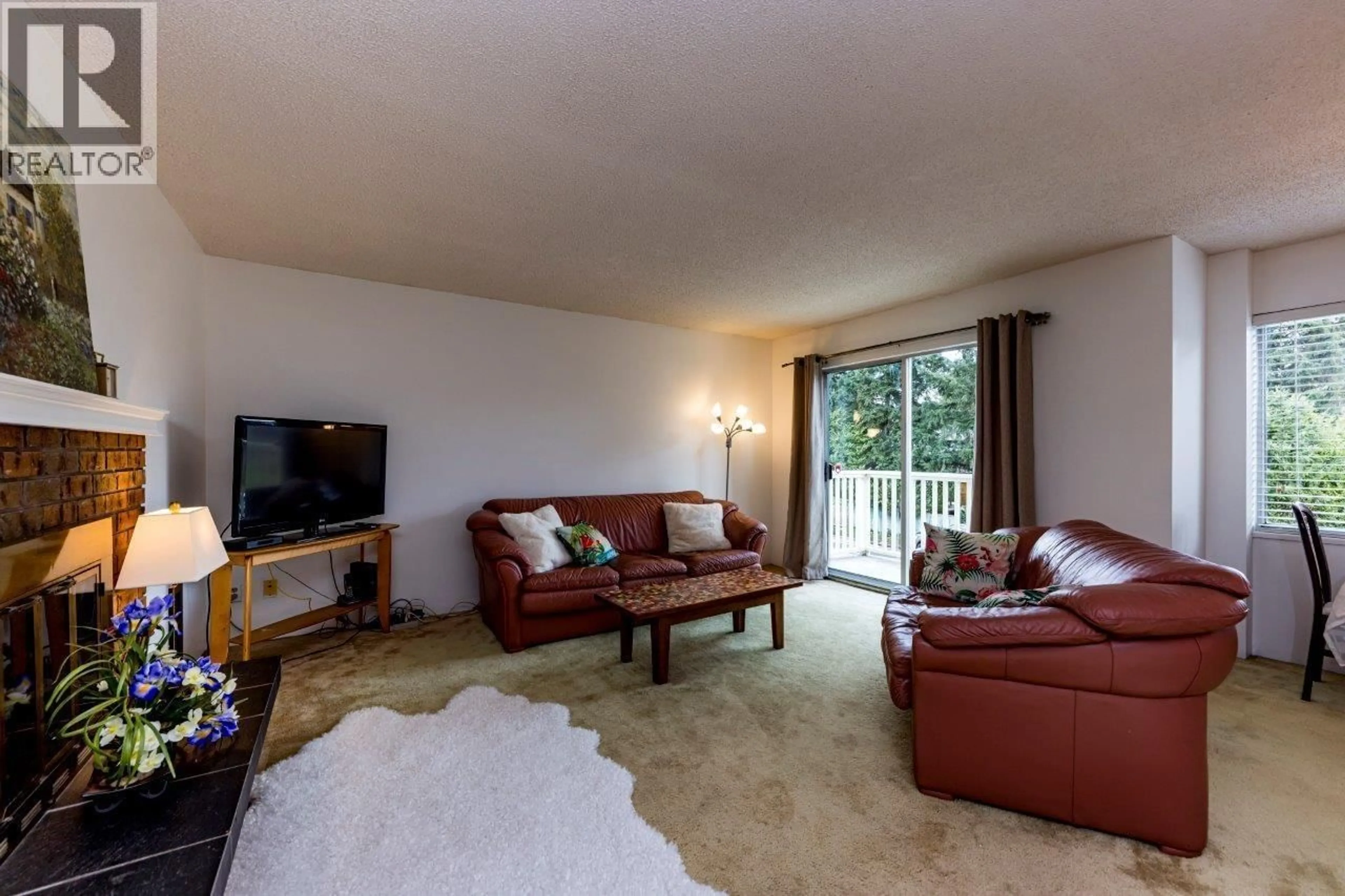 Living room with furniture, unknown for 475 ORWELL STREET, North Vancouver British Columbia V7J3R8