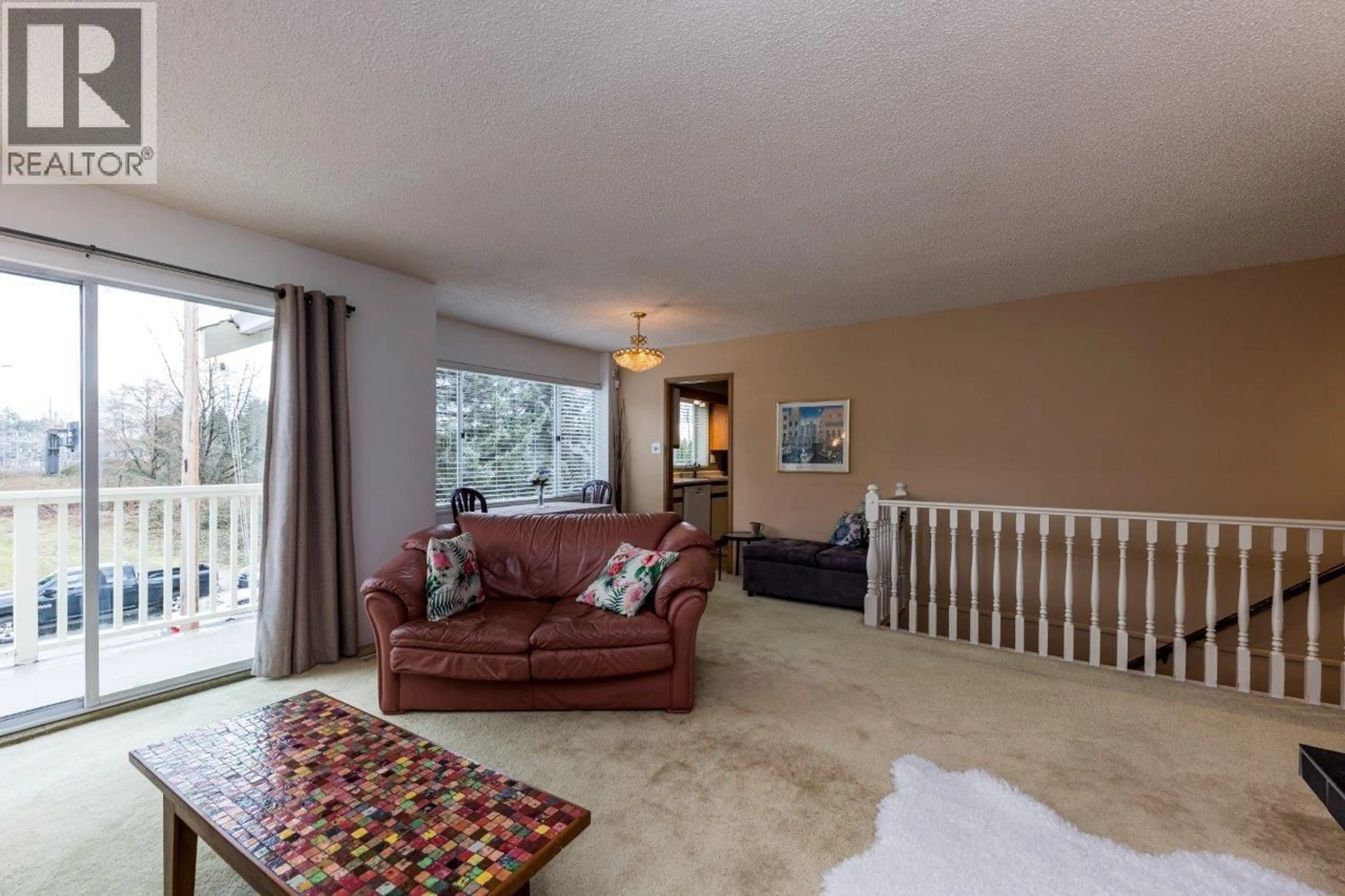 Living room with furniture, carpet floor for 475 ORWELL STREET, North Vancouver British Columbia V7J3R8