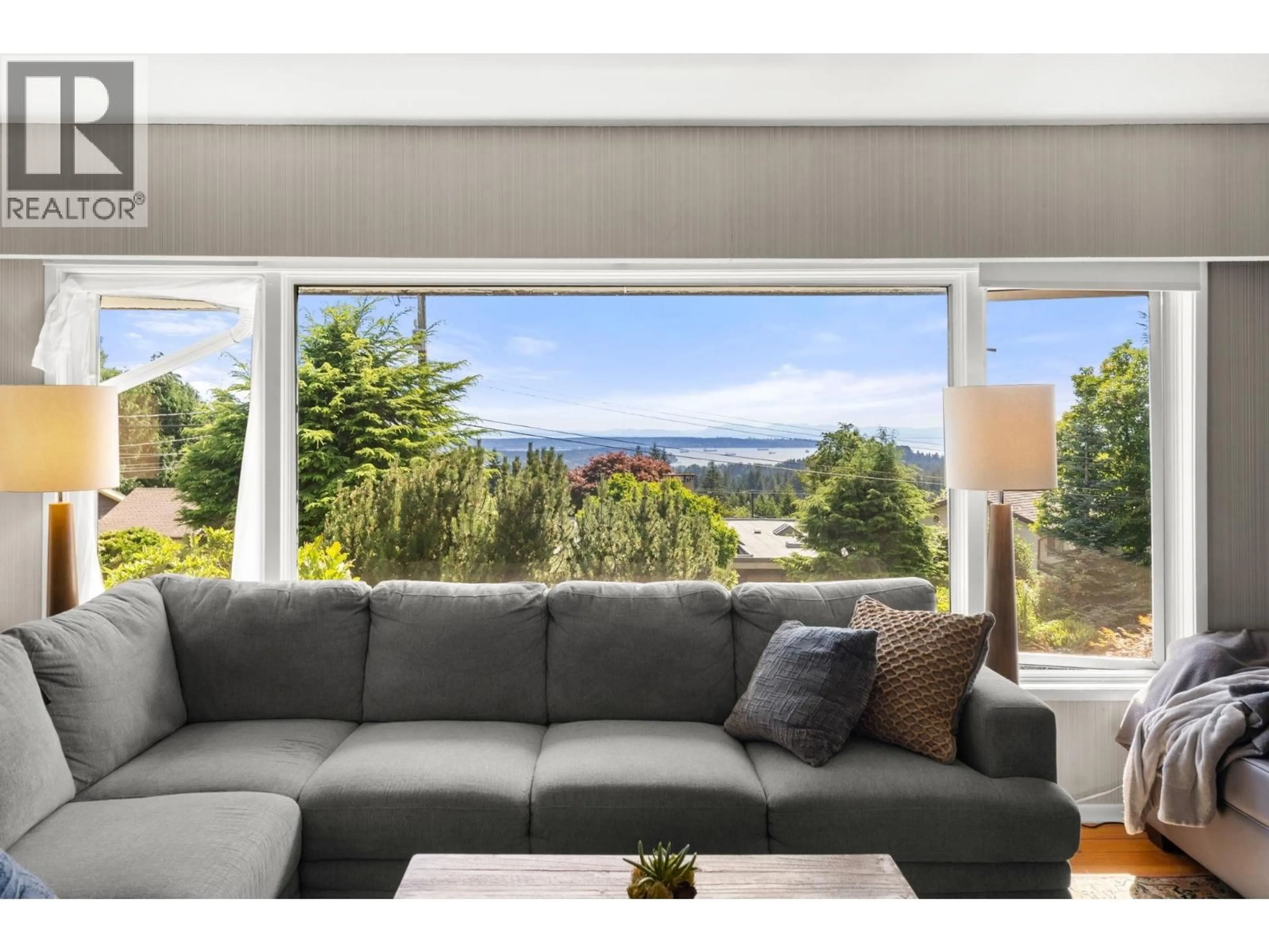 Living room with furniture, unknown for 674 BLUERIDGE AVENUE, North Vancouver British Columbia V7R2J3