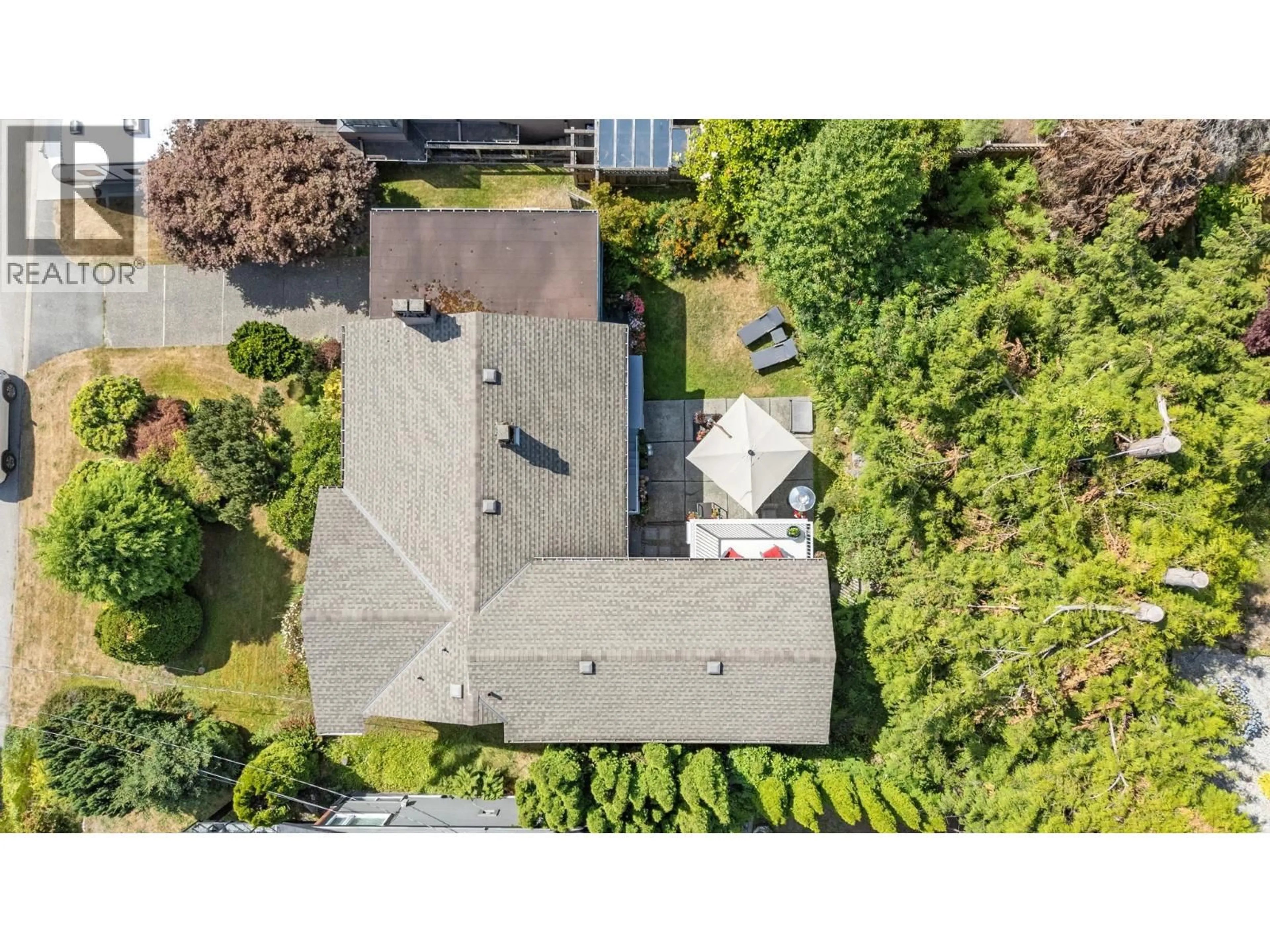 A pic from outside/outdoor area/front of a property/back of a property/a pic from drone, street for 674 BLUERIDGE AVENUE, North Vancouver British Columbia V7R2J3