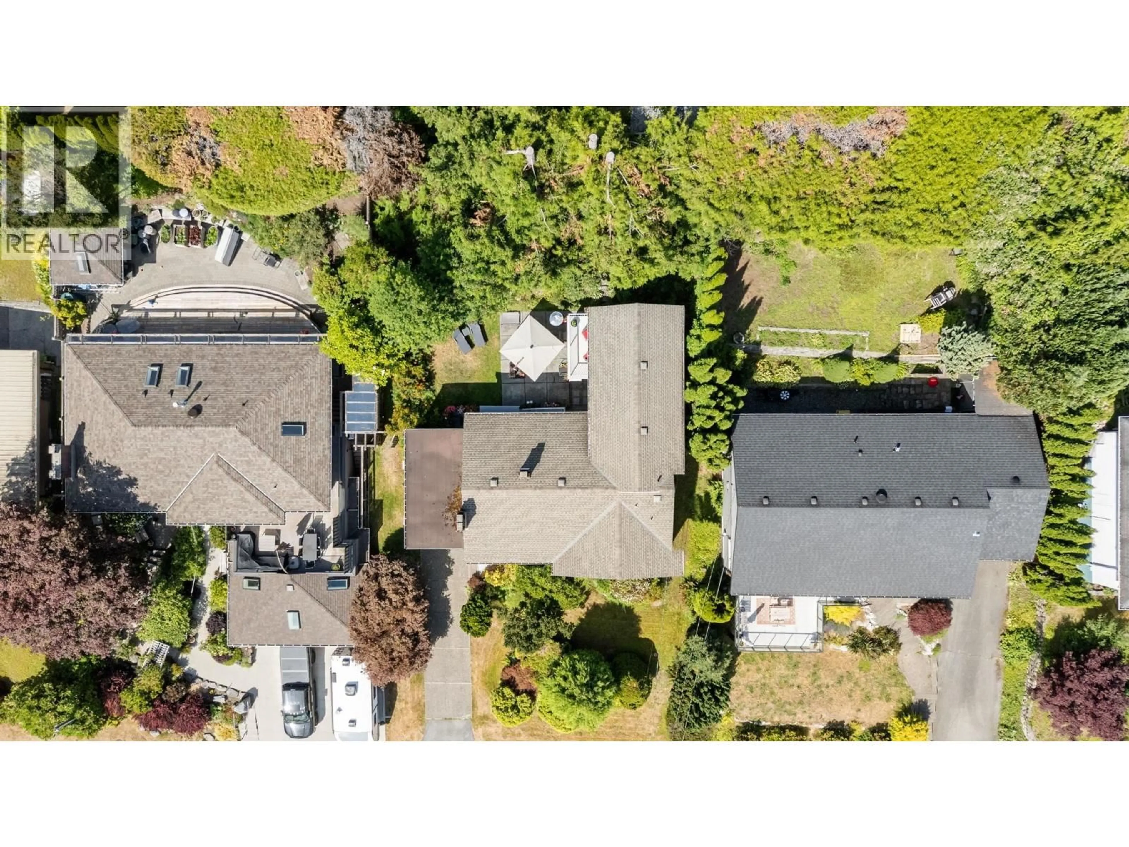 A pic from outside/outdoor area/front of a property/back of a property/a pic from drone, street for 674 BLUERIDGE AVENUE, North Vancouver British Columbia V7R2J3
