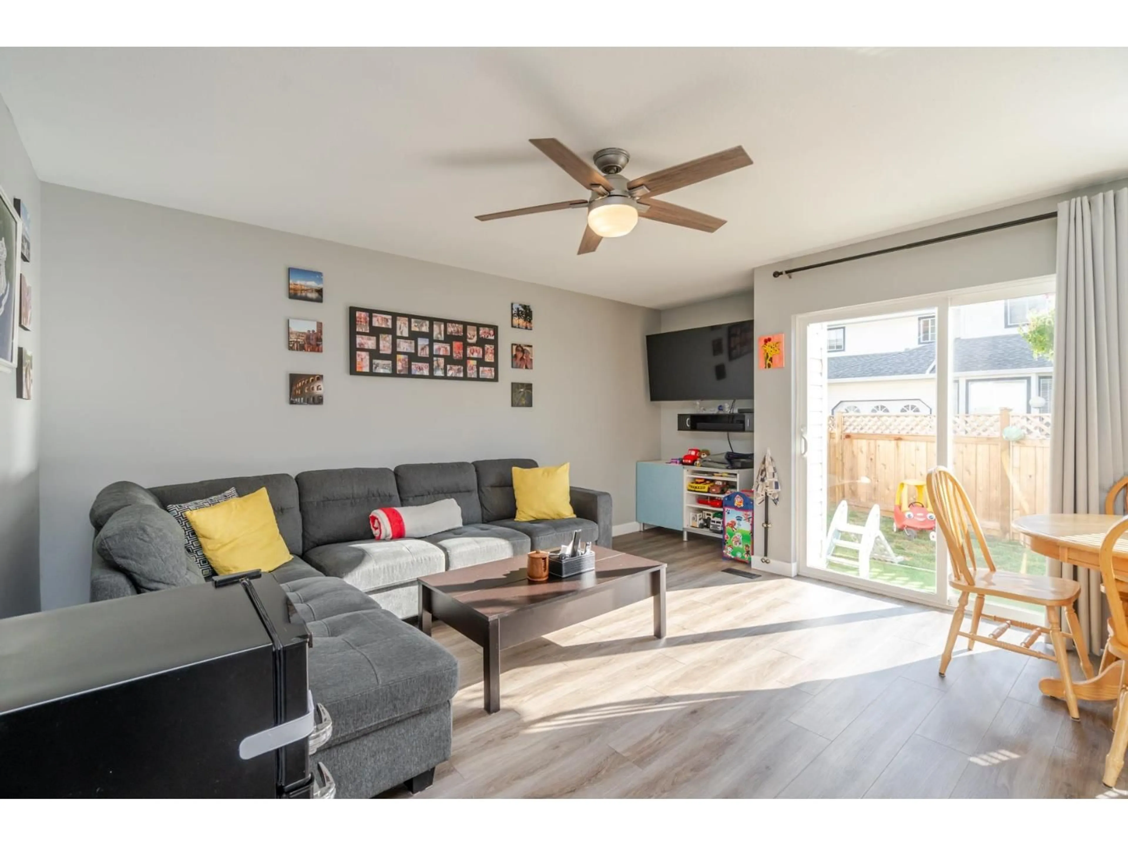 Living room with furniture, wood/laminate floor for 2 - 45640 STOREY AVENUE, Chilliwack British Columbia V2R3C5