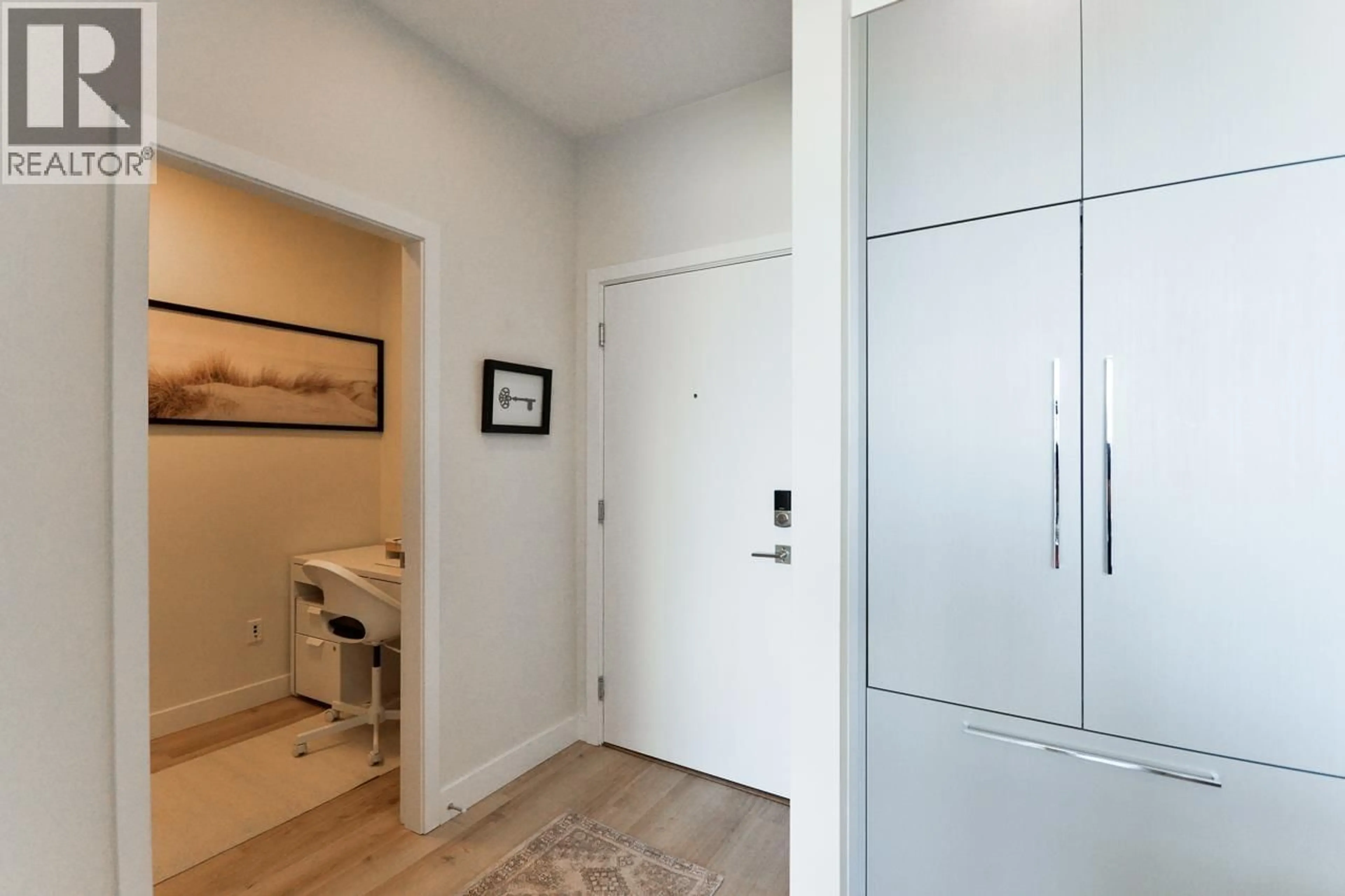 Indoor foyer for 405 - 1892 STARLING DRIVE, Delta British Columbia V4M0C7