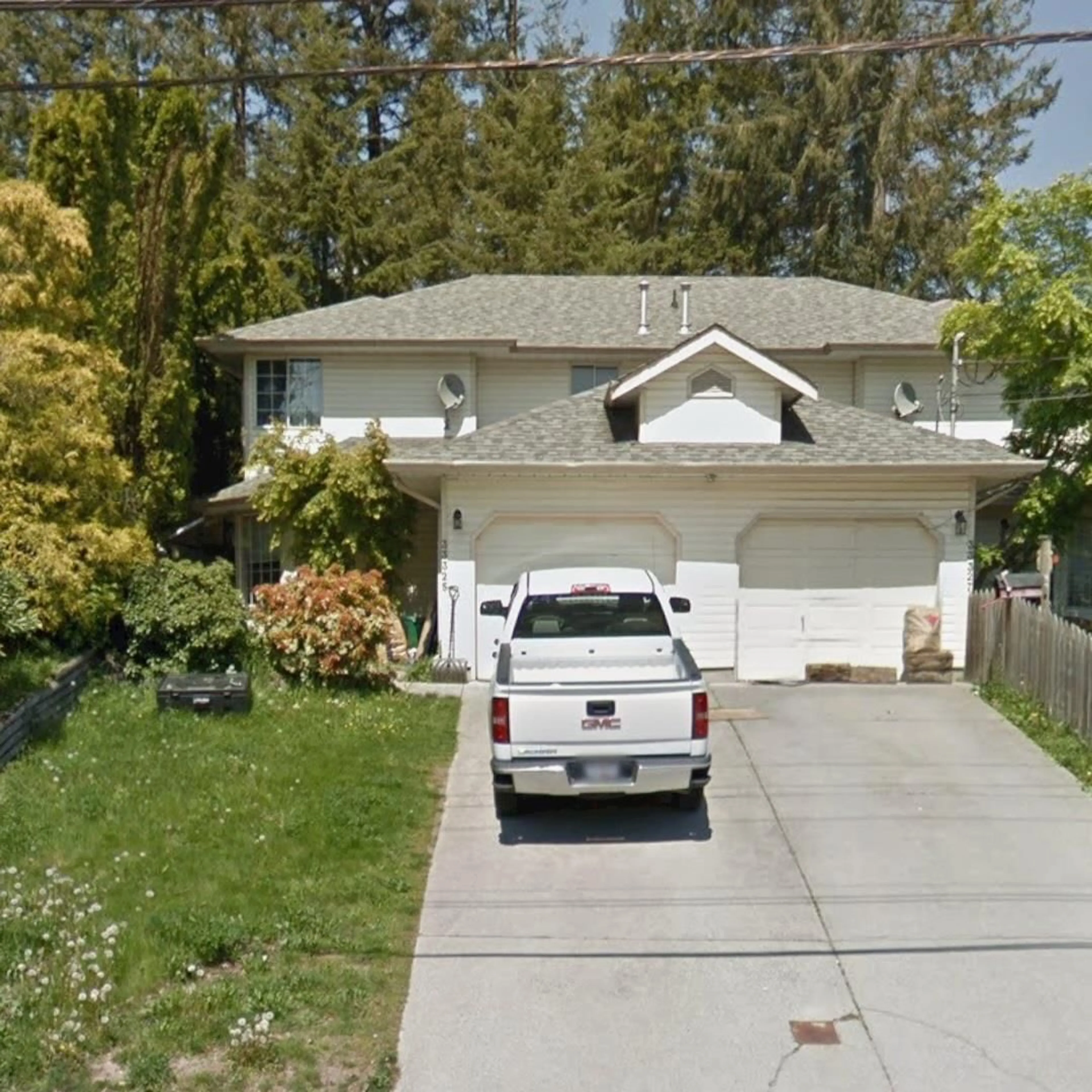 Home with vinyl exterior material, street for 33325 7 AVENUE, Mission British Columbia V2V2E4