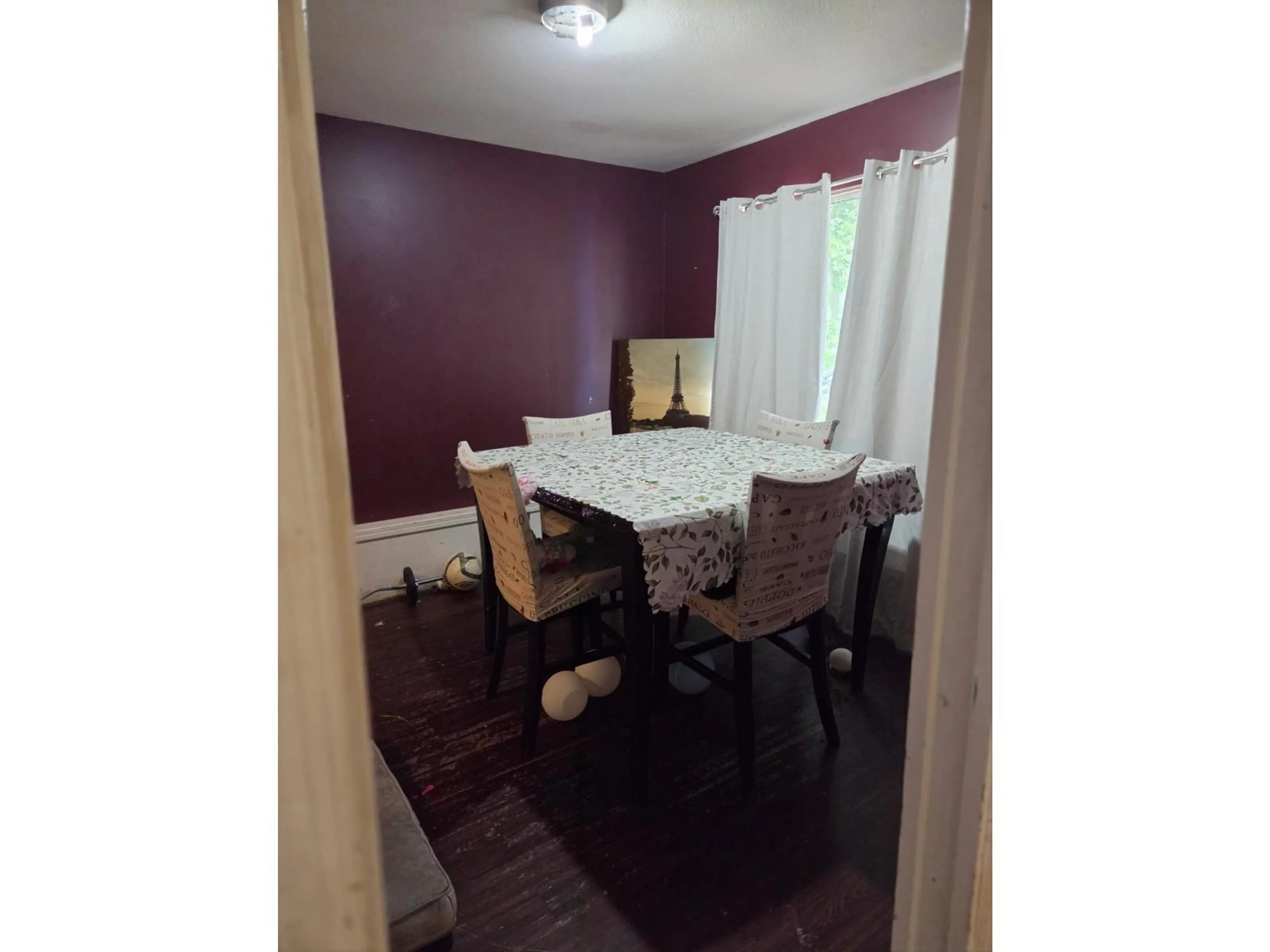 Dining room, wood/laminate floor for 33325 7 AVENUE, Mission British Columbia V2V2E4