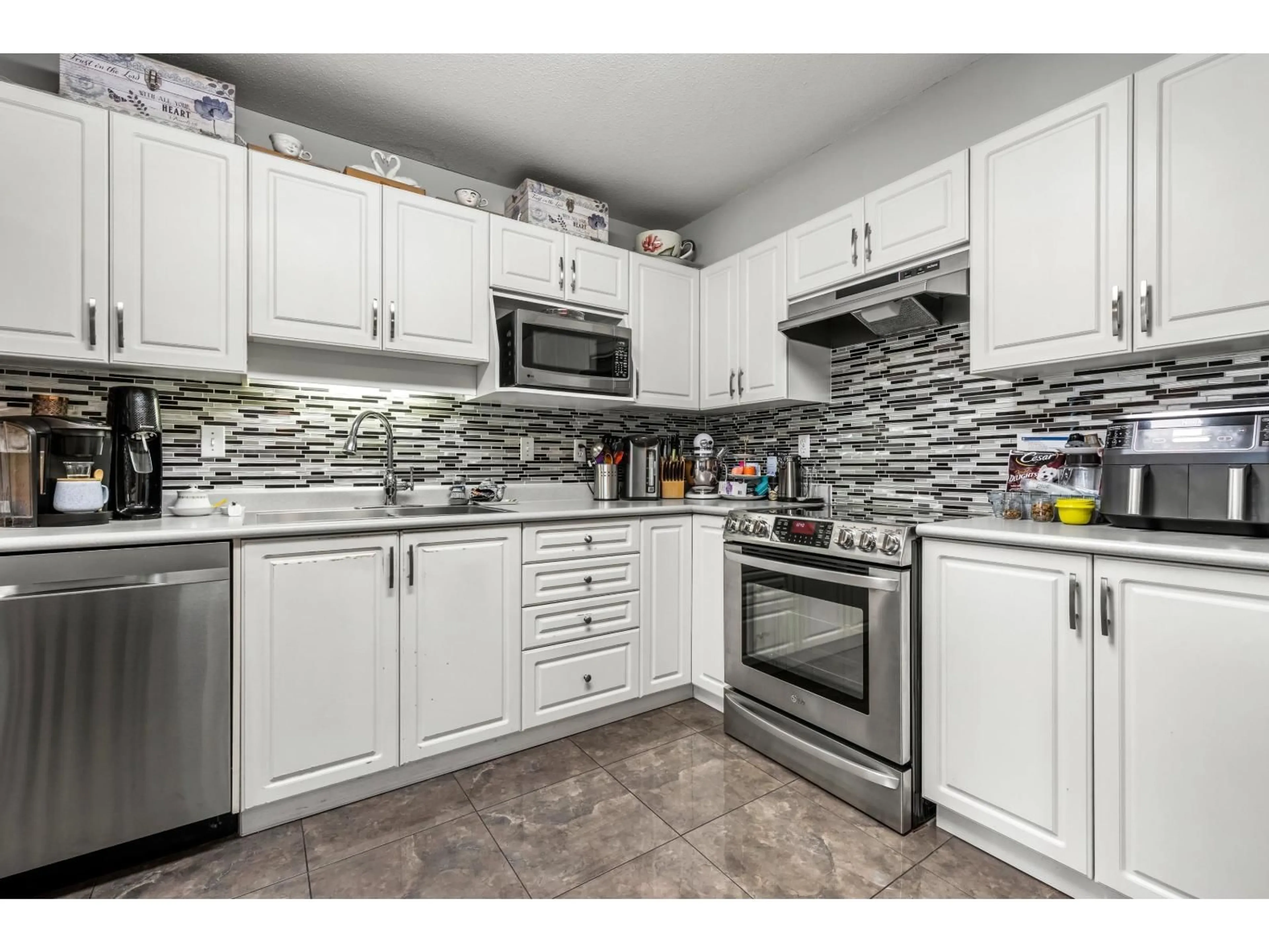 Standard kitchen, ceramic/tile floor for 313 - 45520 KNIGHT ROAD, Chilliwack British Columbia V2R3Z2