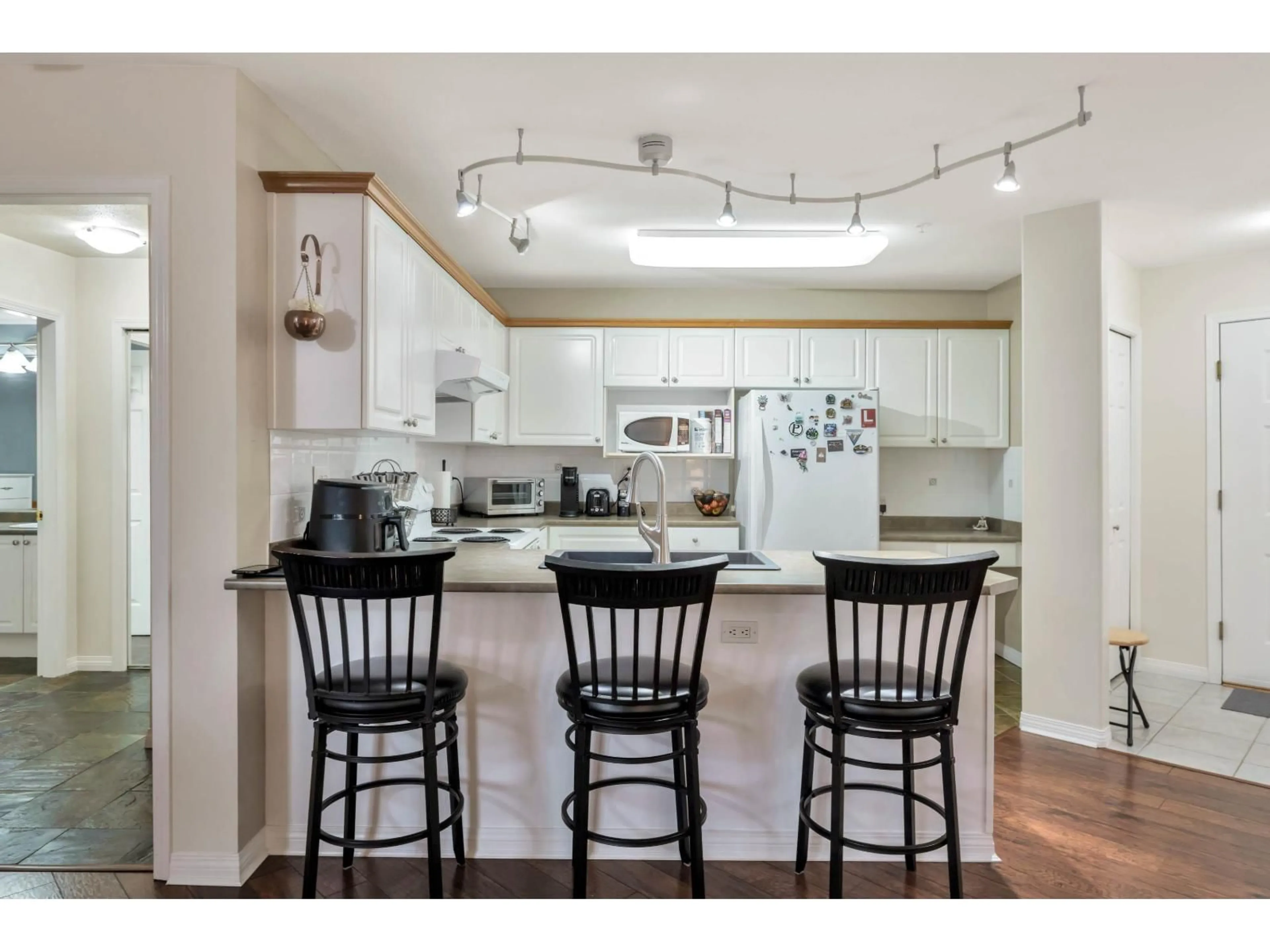 Open concept kitchen, wood/laminate floor for 115 - 22150 48 AVENUE, Langley British Columbia V3A8R5