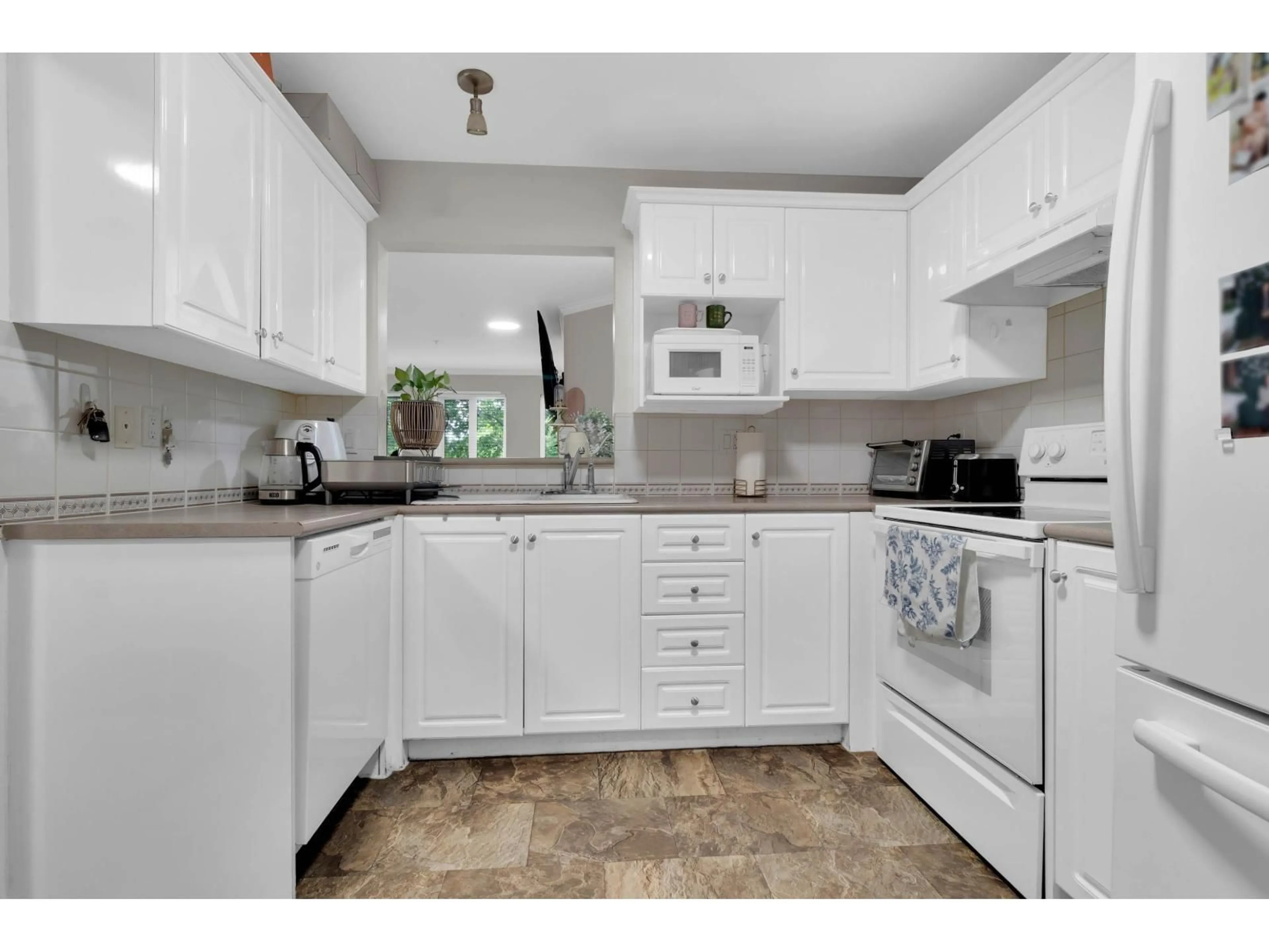 Standard kitchen, unknown for 305 - 12125 75A AVENUE, Surrey British Columbia V3W1B9