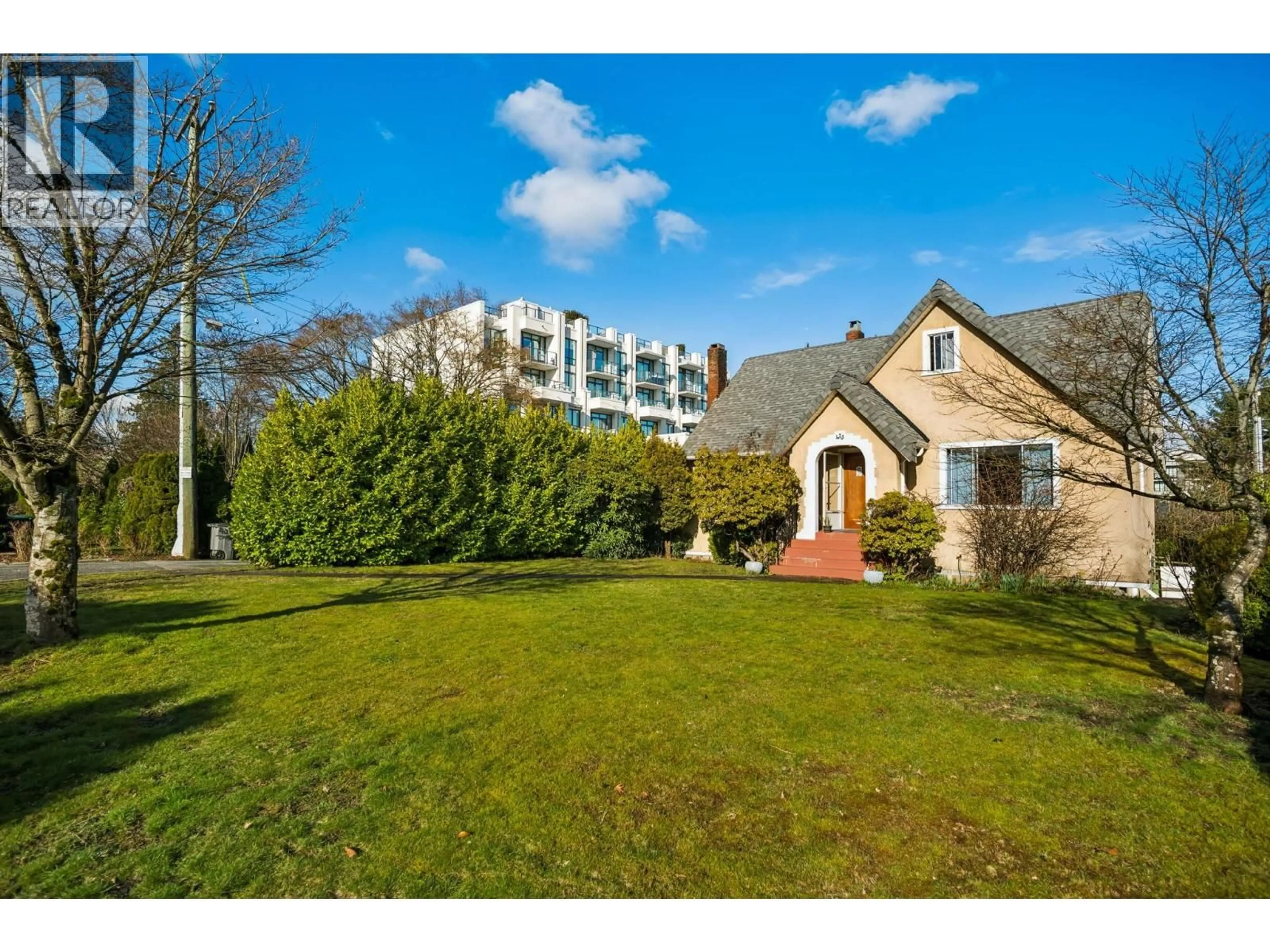 A pic from outside/outdoor area/front of a property/back of a property/a pic from drone, unknown for 475 27TH AVENUE, Vancouver British Columbia V5Y2K4