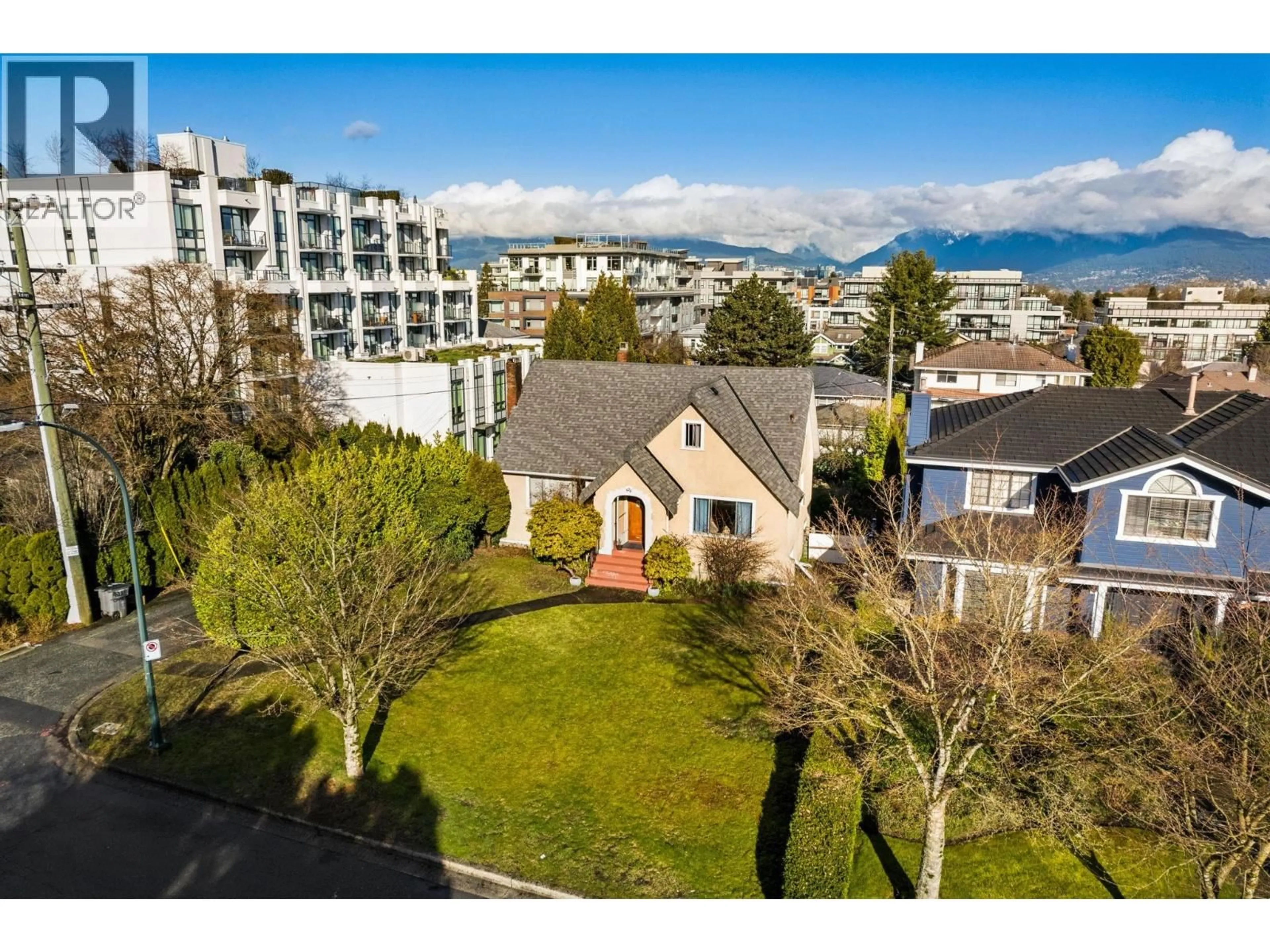 A pic from outside/outdoor area/front of a property/back of a property/a pic from drone, water/lake/river/ocean view for 475 27TH AVENUE, Vancouver British Columbia V5Y2K4