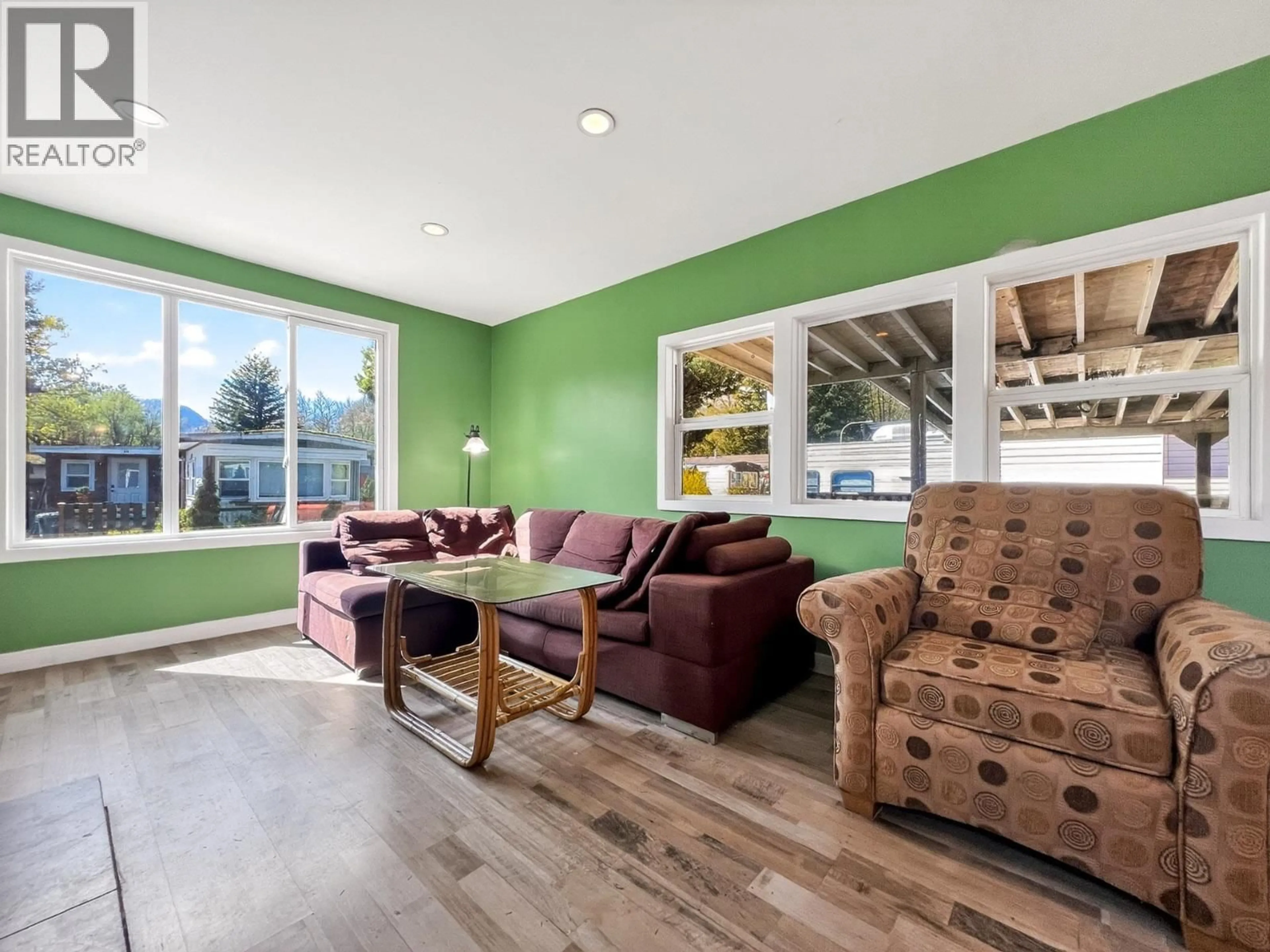 Living room with furniture, wood/laminate floor for 39 - 40157 GOVERNMENT ROAD, Squamish British Columbia V0N1T0