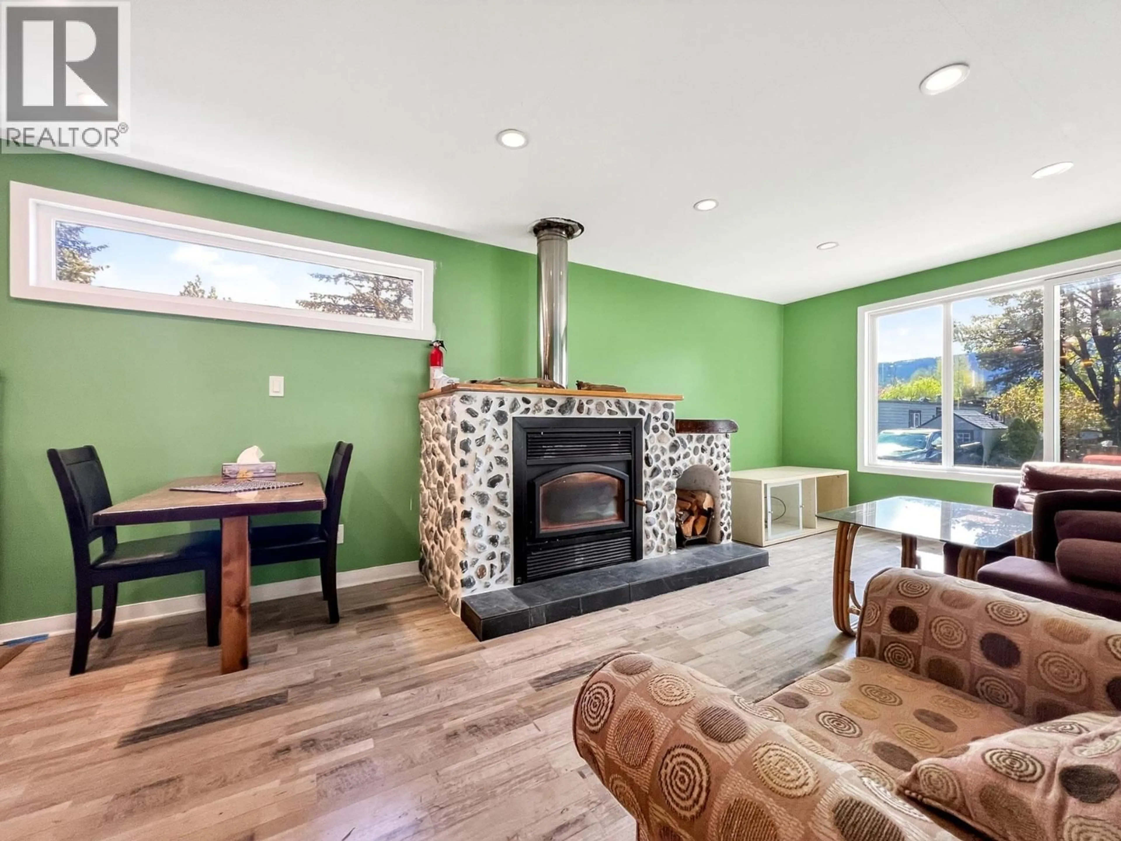 Living room with furniture, wood/laminate floor for 39 - 40157 GOVERNMENT ROAD, Squamish British Columbia V0N1T0