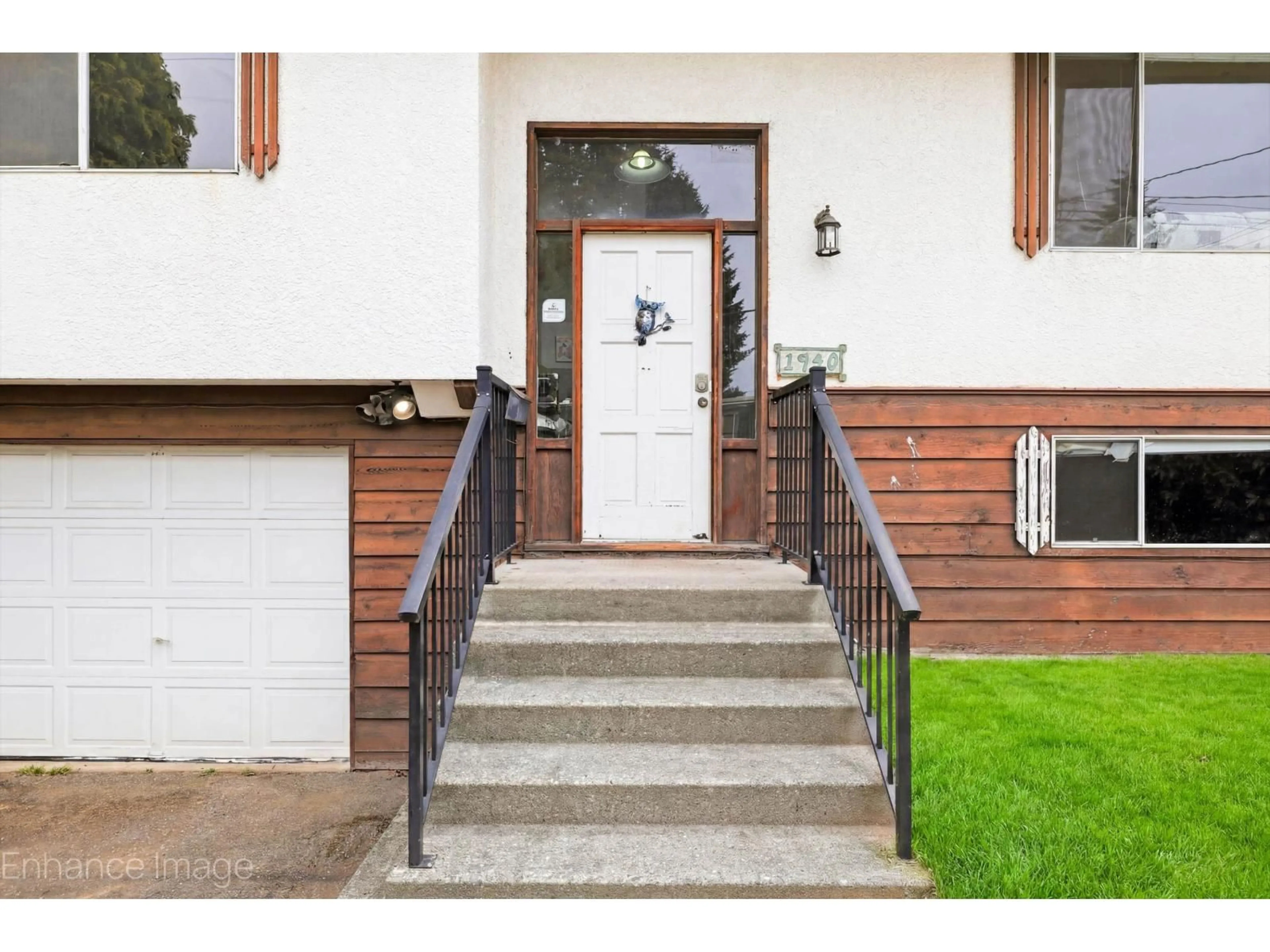 Indoor entryway for 1940 EAGLE STREET, Abbotsford British Columbia V2S3A6