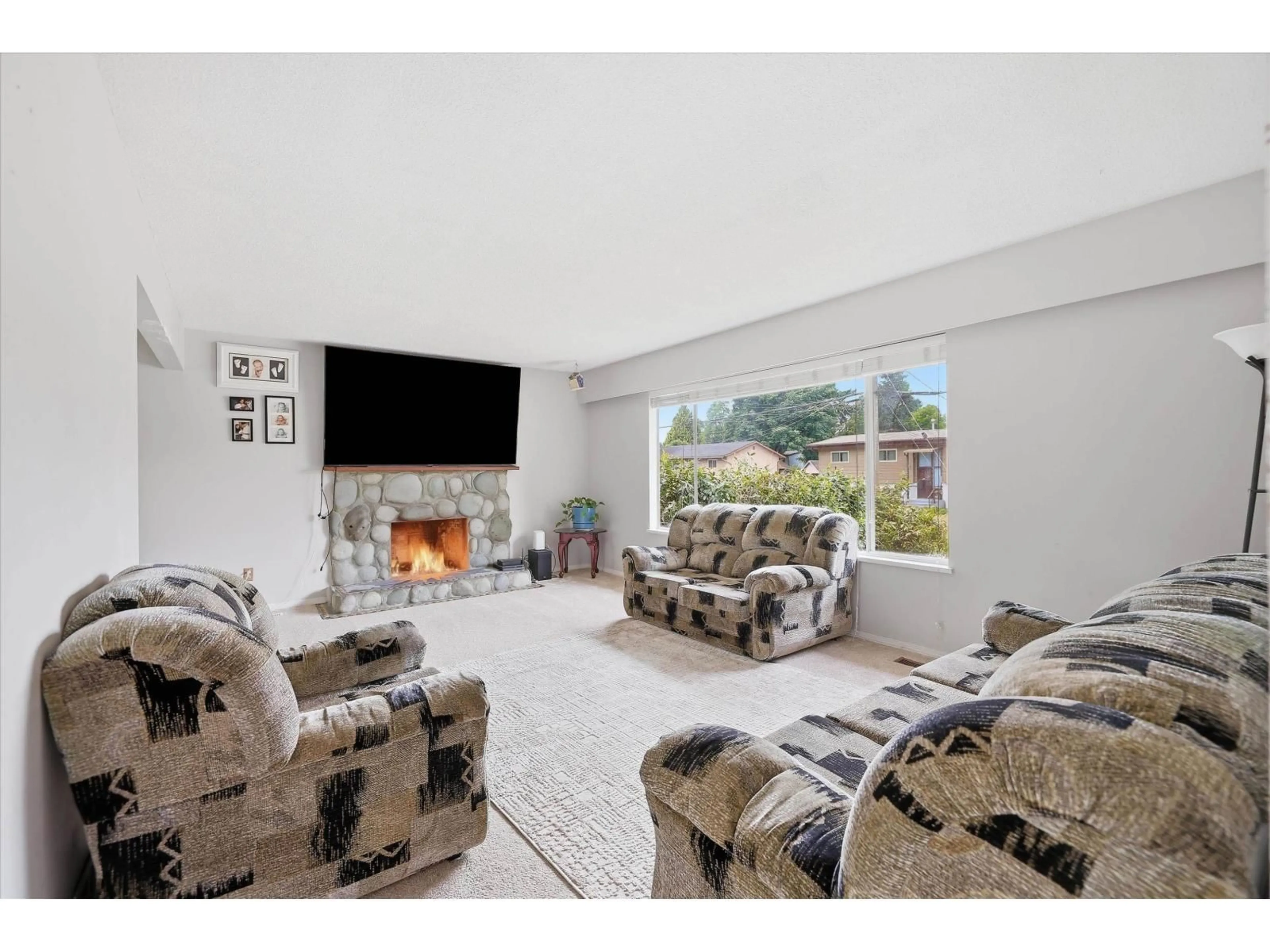 Living room with furniture, unknown for 1940 EAGLE STREET, Abbotsford British Columbia V2S3A6