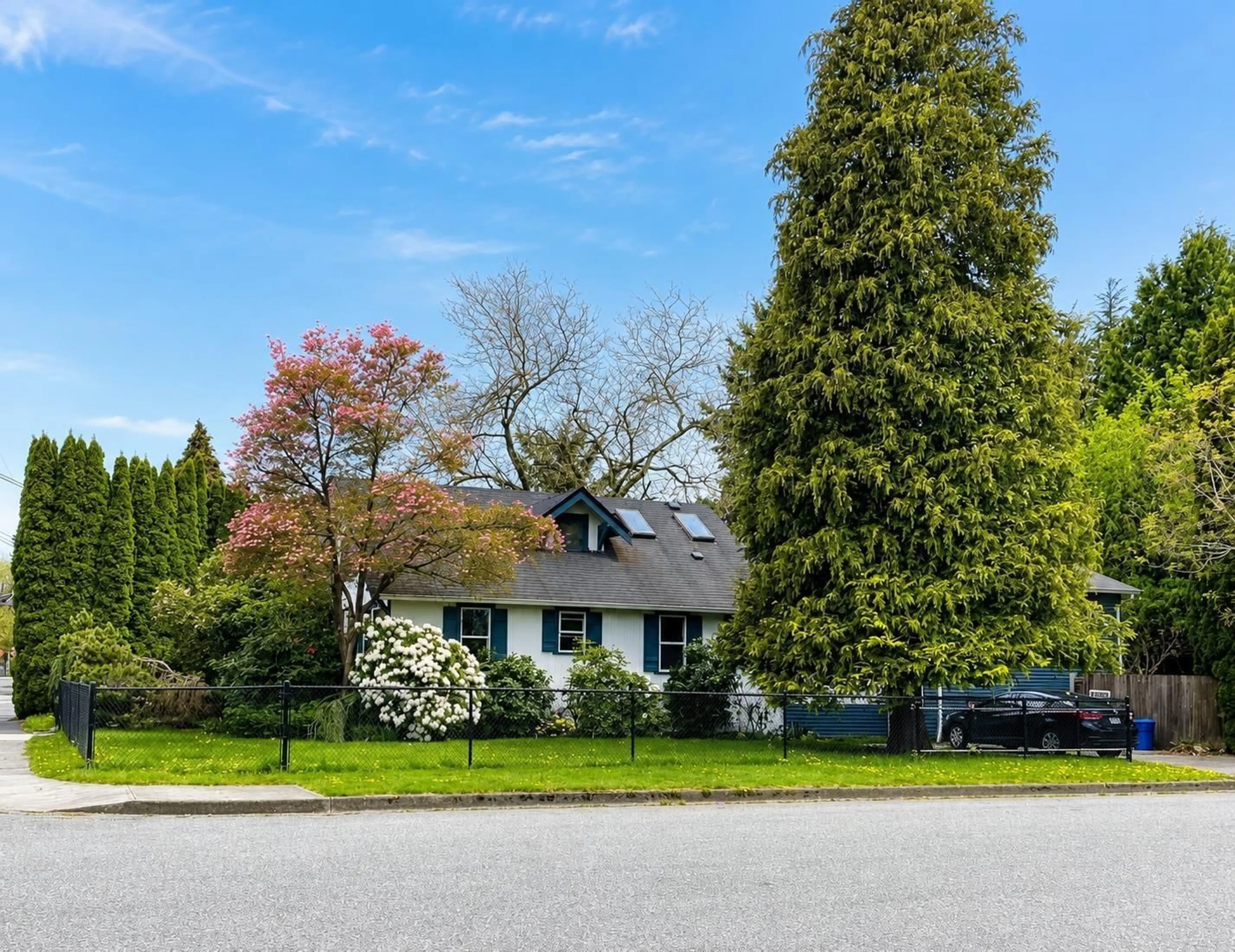 A pic from outside/outdoor area/front of a property/back of a property/a pic from drone, street for 46031 CLEVELAND AVENUE, Chilliwack British Columbia V2P2W9