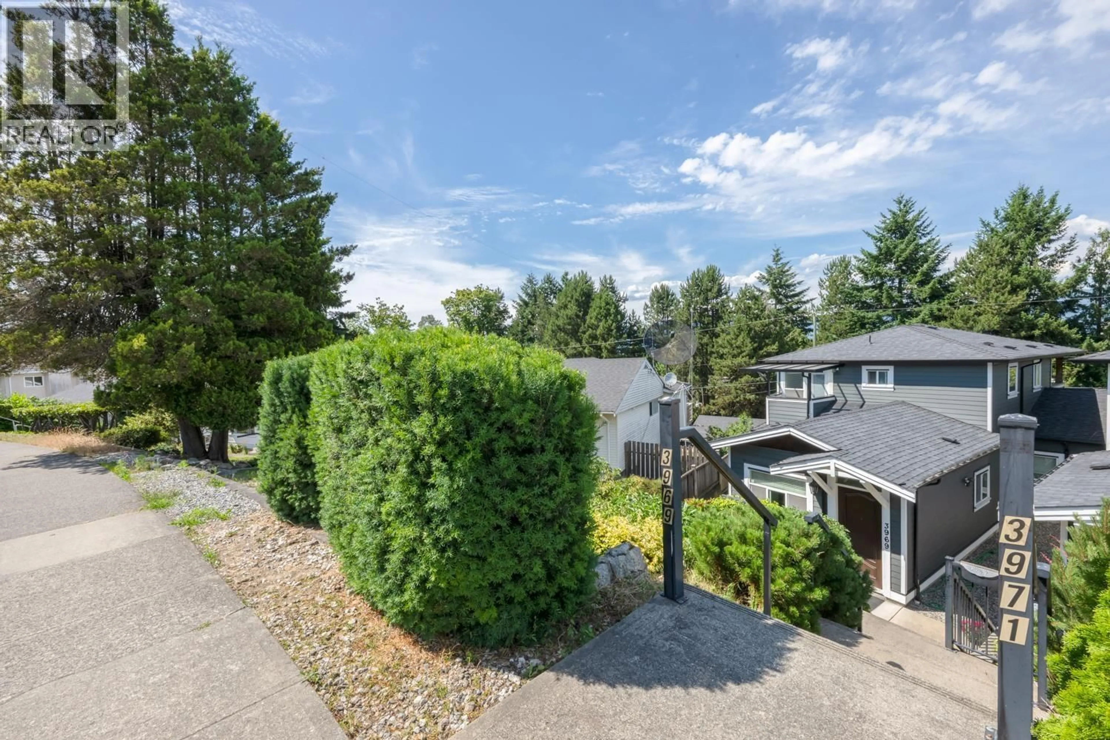 A pic from outside/outdoor area/front of a property/back of a property/a pic from drone, unknown for 3969 NITHSDALE STREET, Burnaby British Columbia V5G1P5