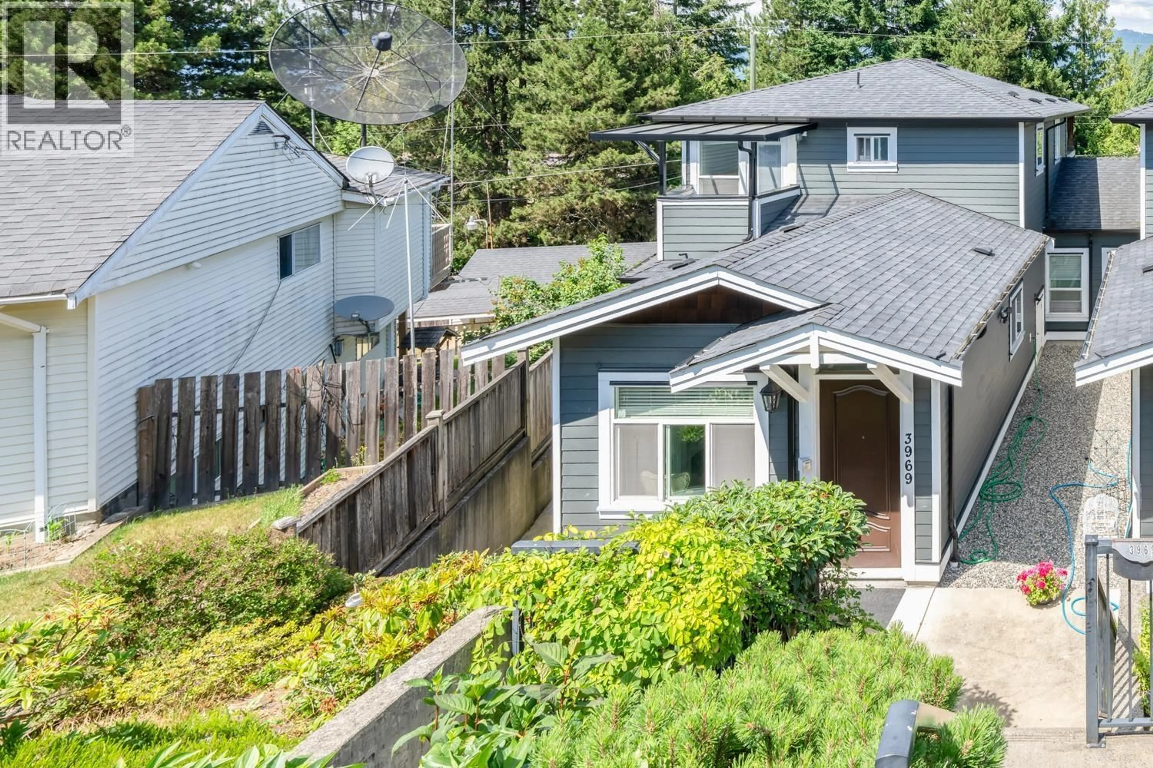 A pic from outside/outdoor area/front of a property/back of a property/a pic from drone, street for 3969 NITHSDALE STREET, Burnaby British Columbia V5G1P5