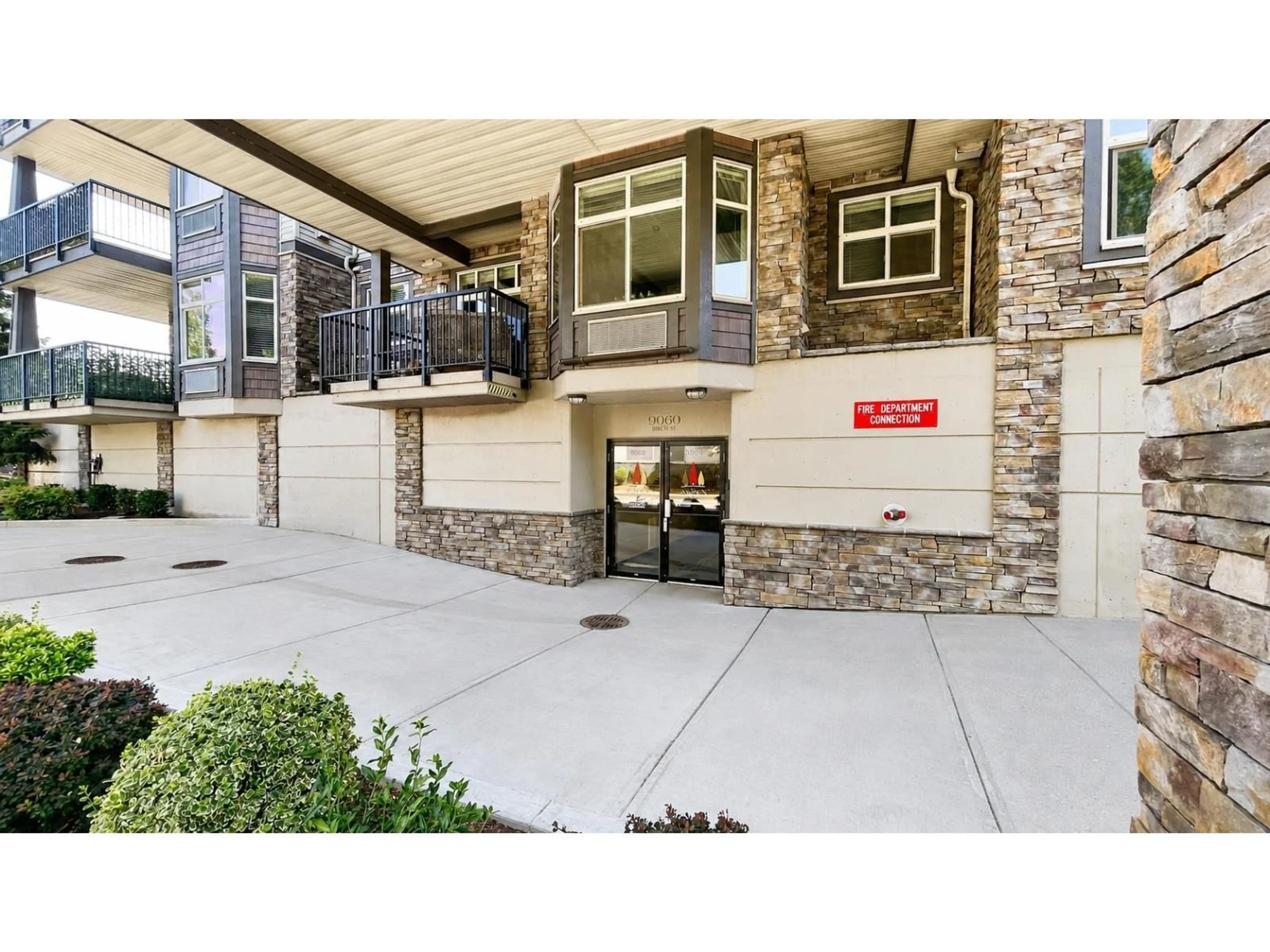 Indoor foyer for 302 - 9060 BIRCH STREET, Chilliwack British Columbia V2P4N4