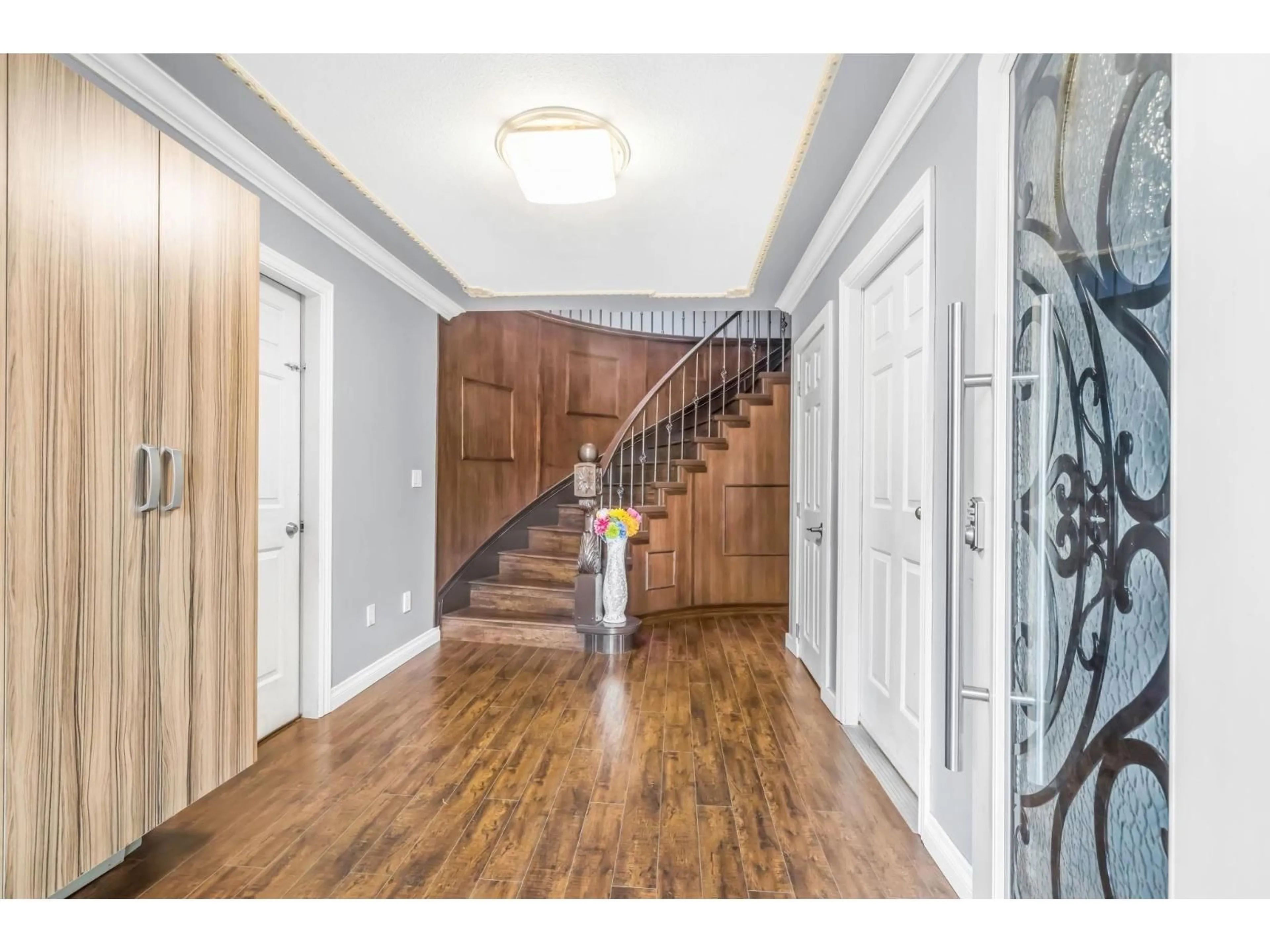 Indoor entryway for 12432 75 AVENUE, Surrey British Columbia V3W0R5
