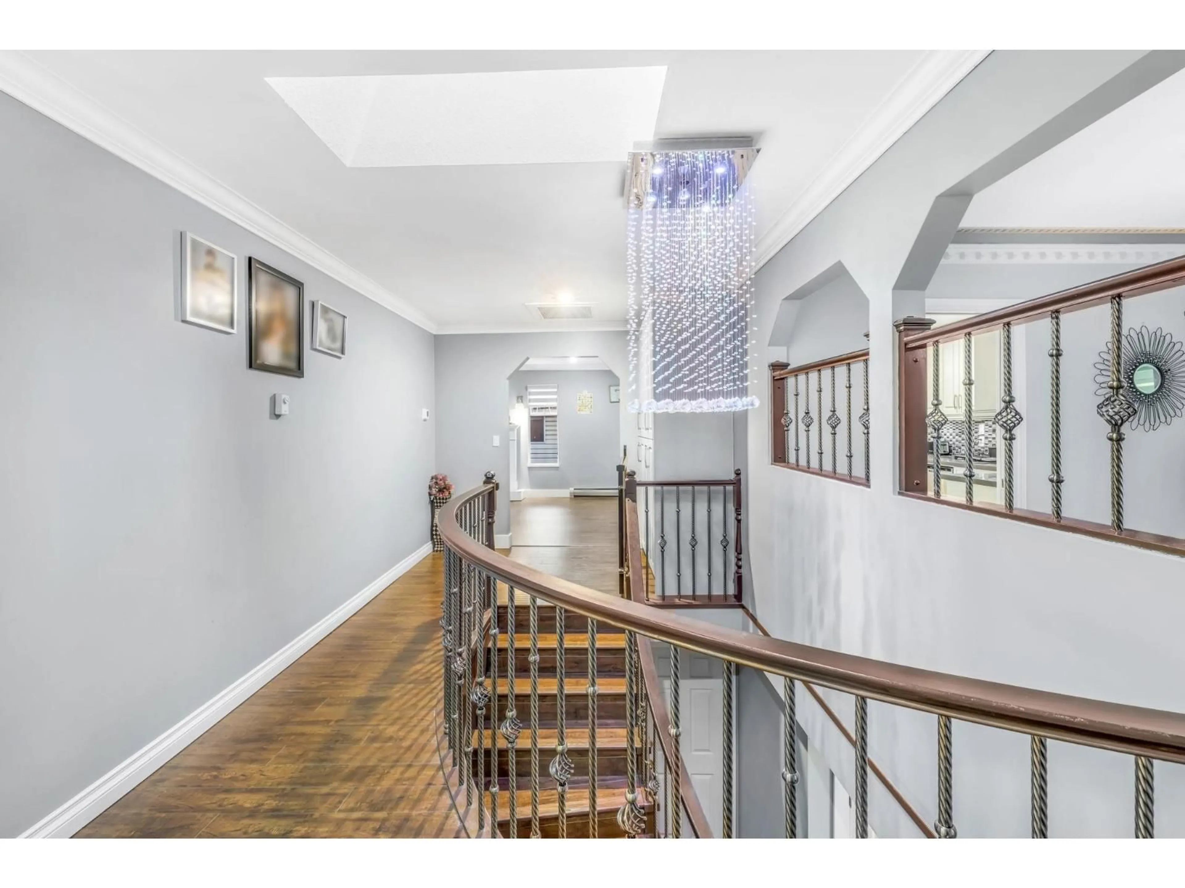 Indoor foyer for 12432 75 AVENUE, Surrey British Columbia V3W0R5
