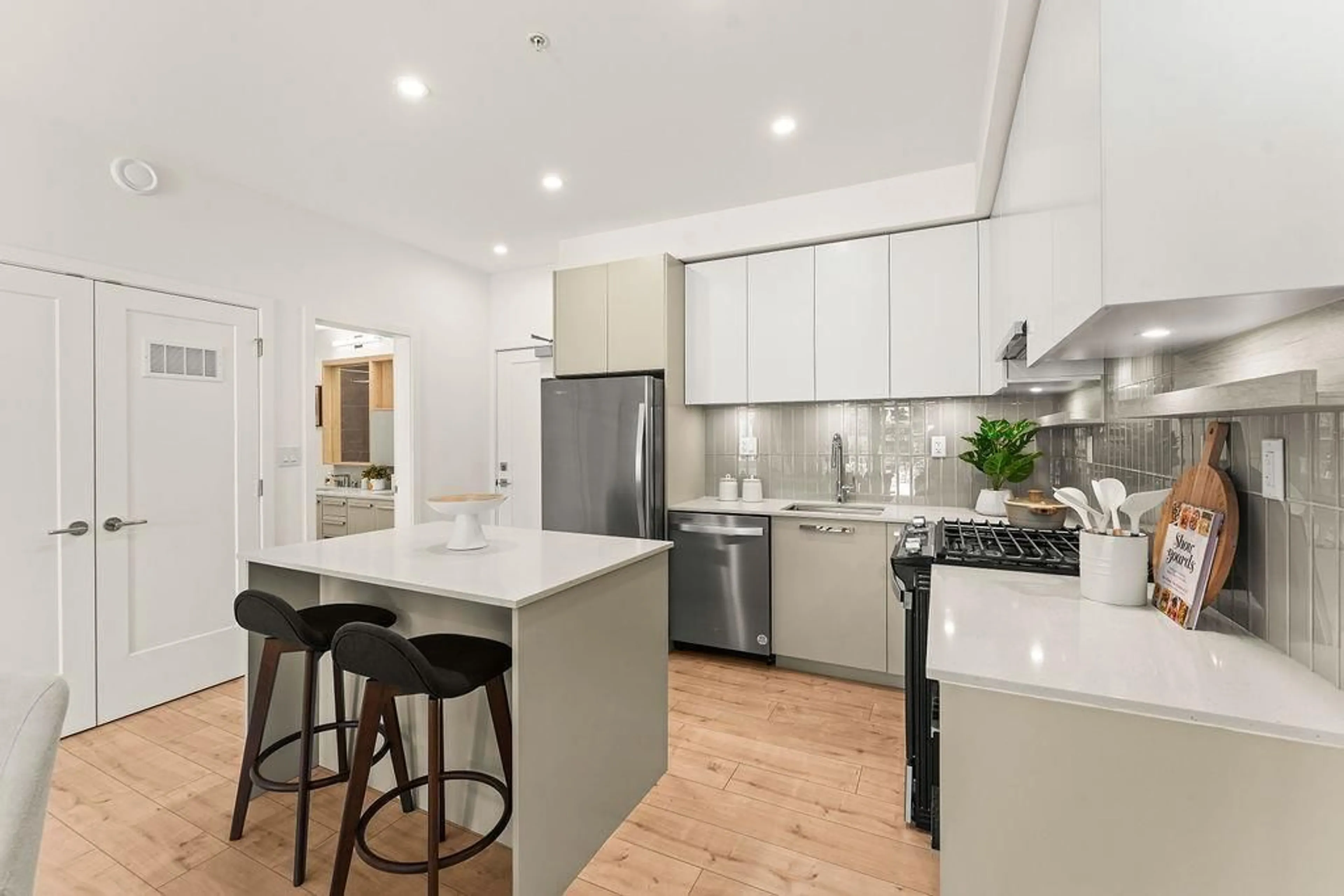 Open concept kitchen, unknown for 124 - 13788 76 AVENUE, Surrey British Columbia V3W3V9