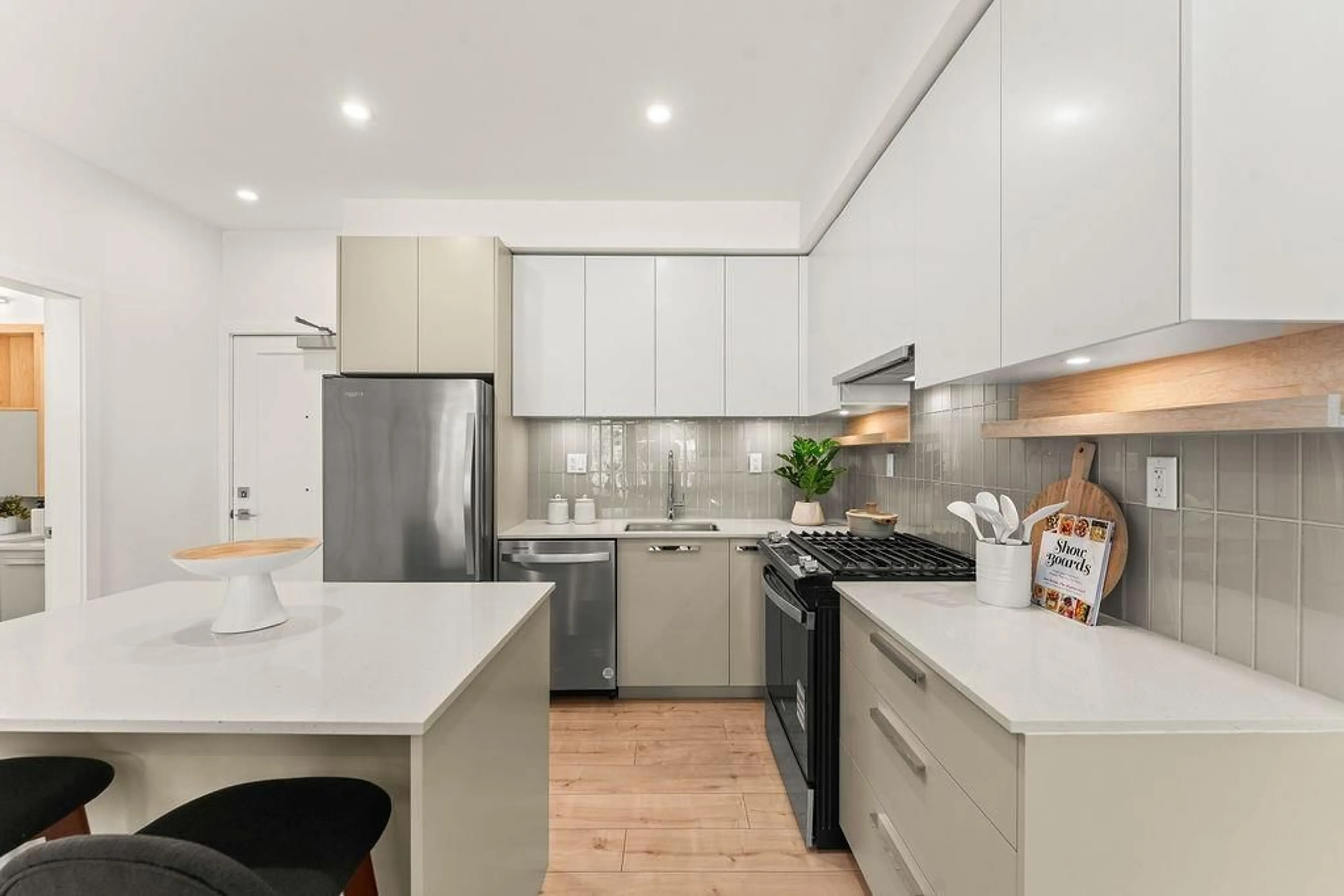 Contemporary kitchen, unknown for 124 - 13788 76 AVENUE, Surrey British Columbia V3W3V9