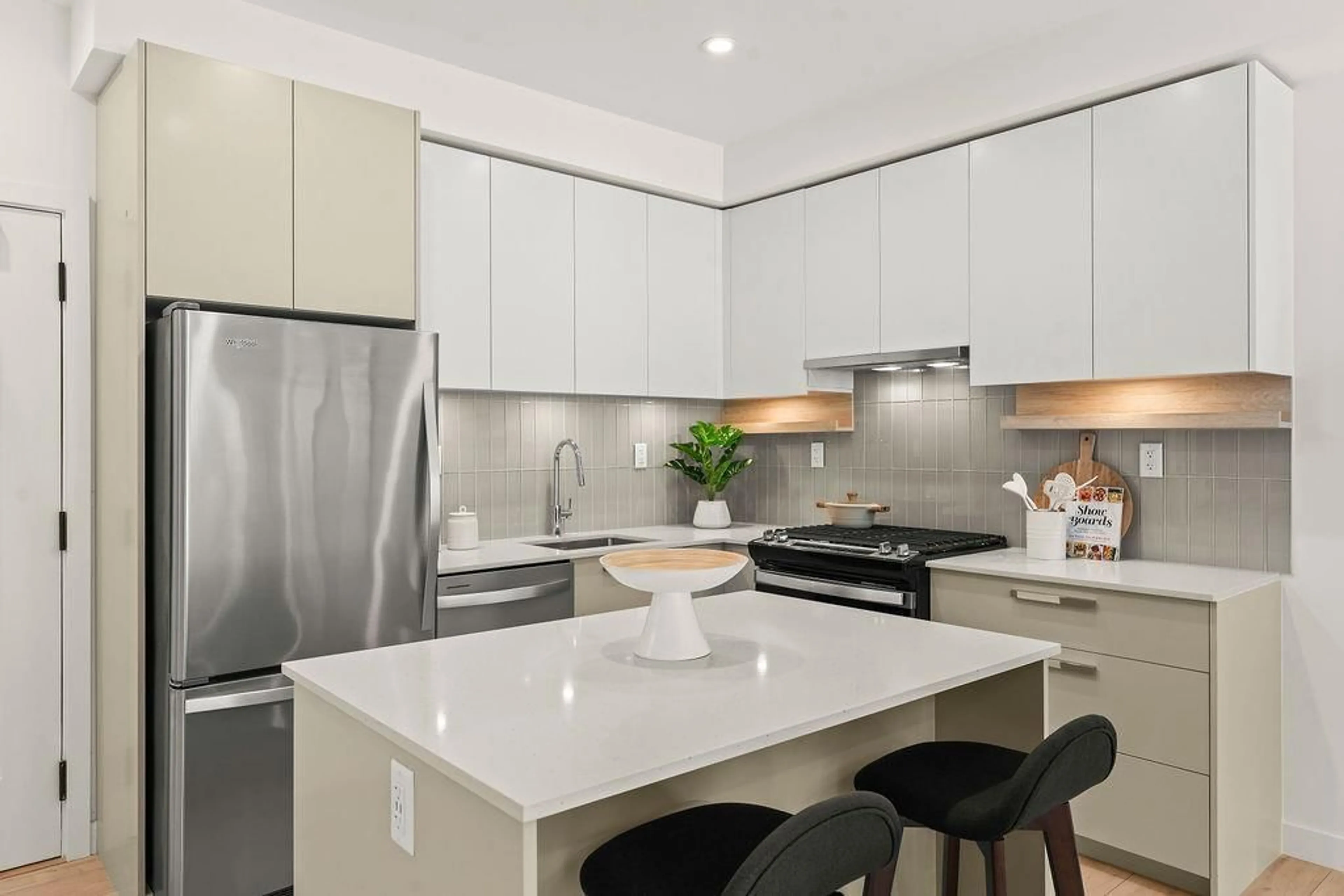 Open concept kitchen, unknown for 124 - 13788 76 AVENUE, Surrey British Columbia V3W3V9