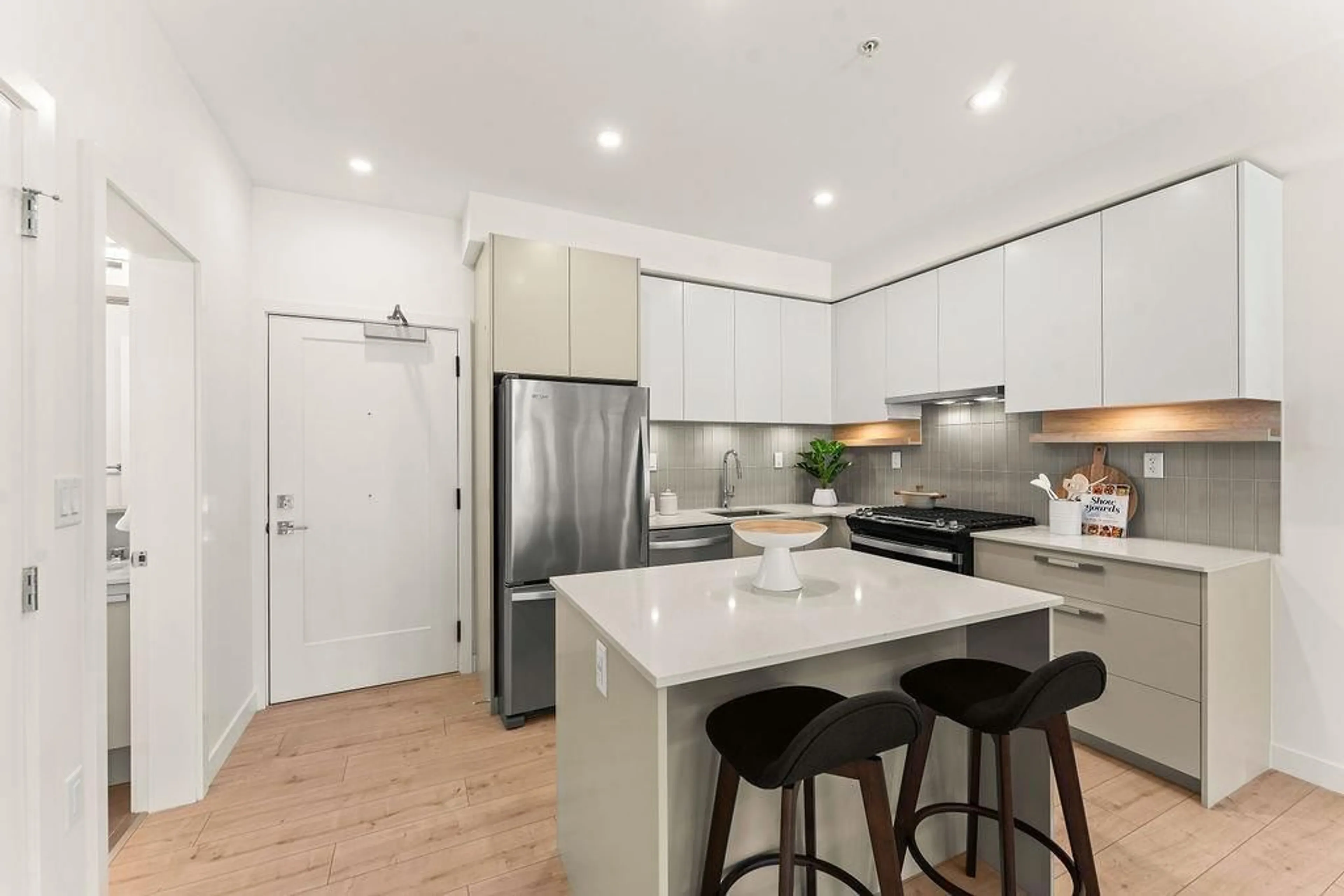 Open concept kitchen, unknown for 124 - 13788 76 AVENUE, Surrey British Columbia V3W3V9