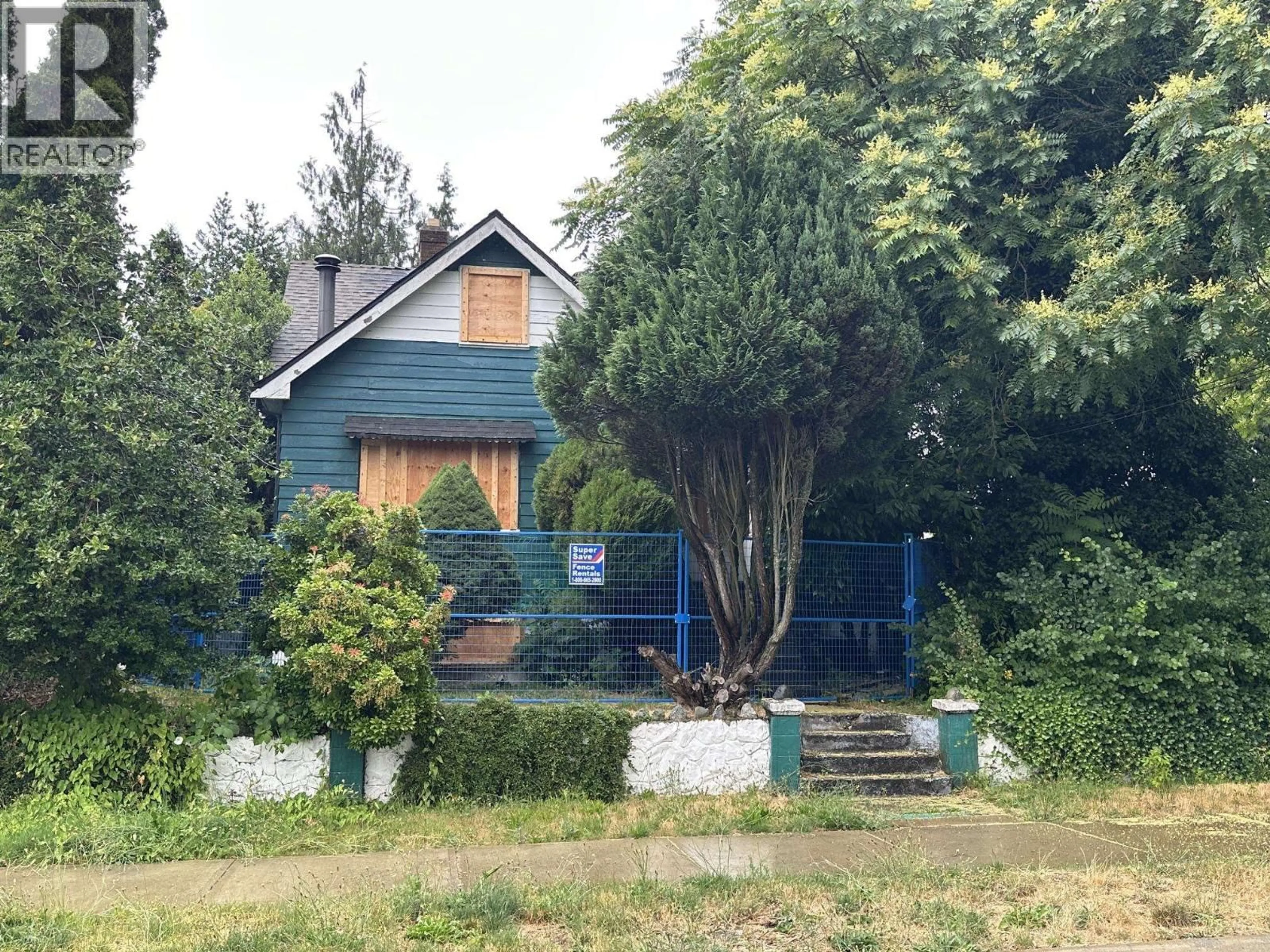 A pic from outside/outdoor area/front of a property/back of a property/a pic from drone, street for 2005 NINTH AVENUE, New Westminster British Columbia V3M3G6