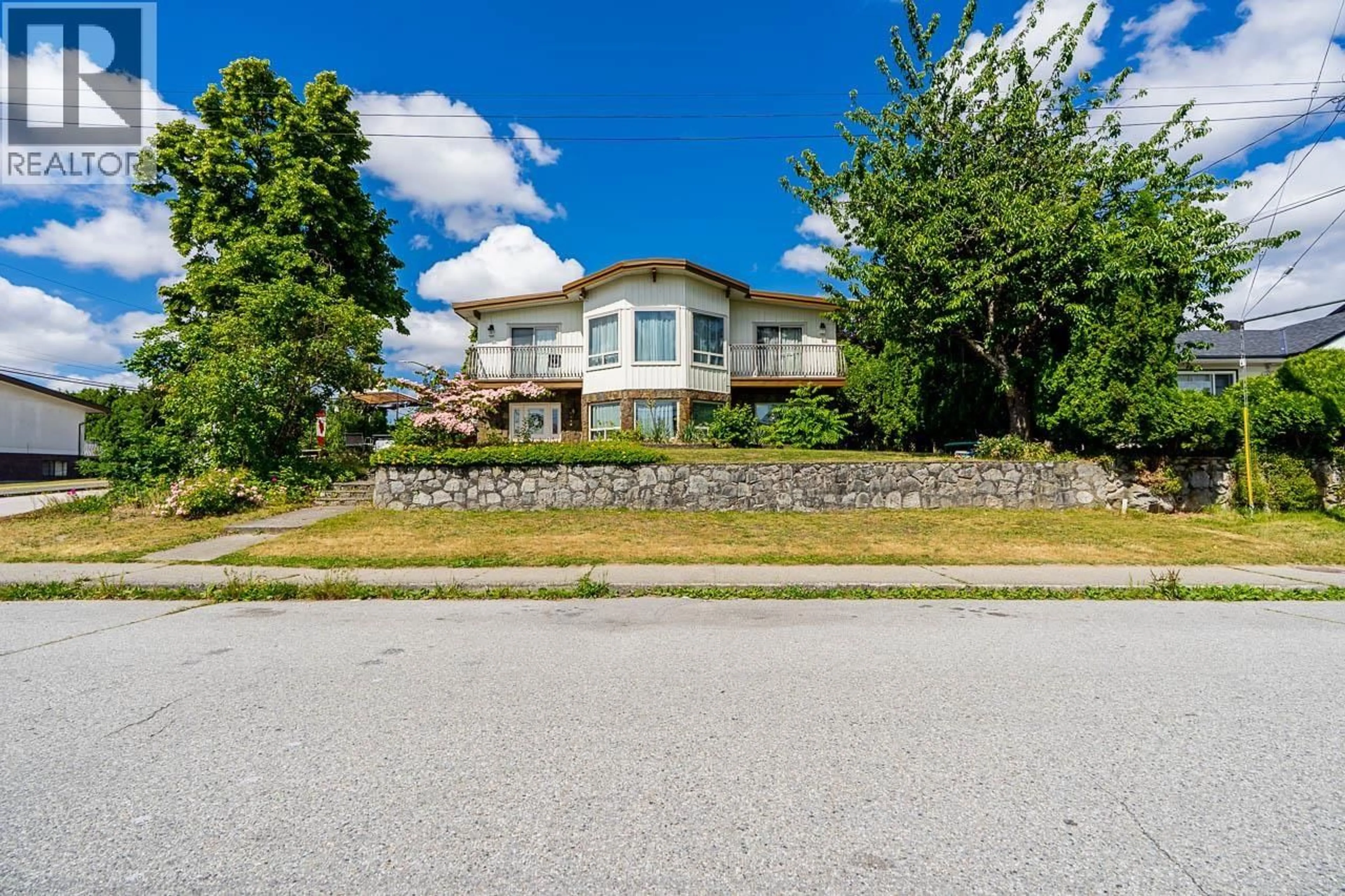 A pic from outside/outdoor area/front of a property/back of a property/a pic from drone, street for 5089 INMAN AVENUE, Burnaby British Columbia V5G2Y7