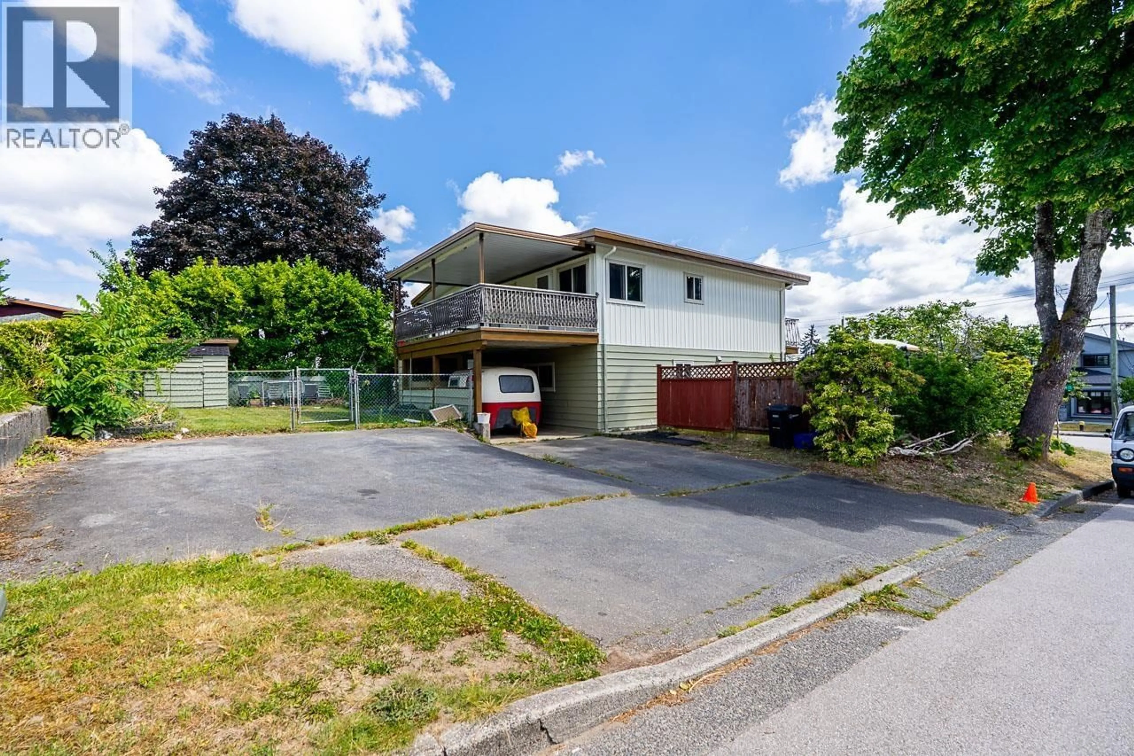A pic from outside/outdoor area/front of a property/back of a property/a pic from drone, street for 5089 INMAN AVENUE, Burnaby British Columbia V5G2Y7