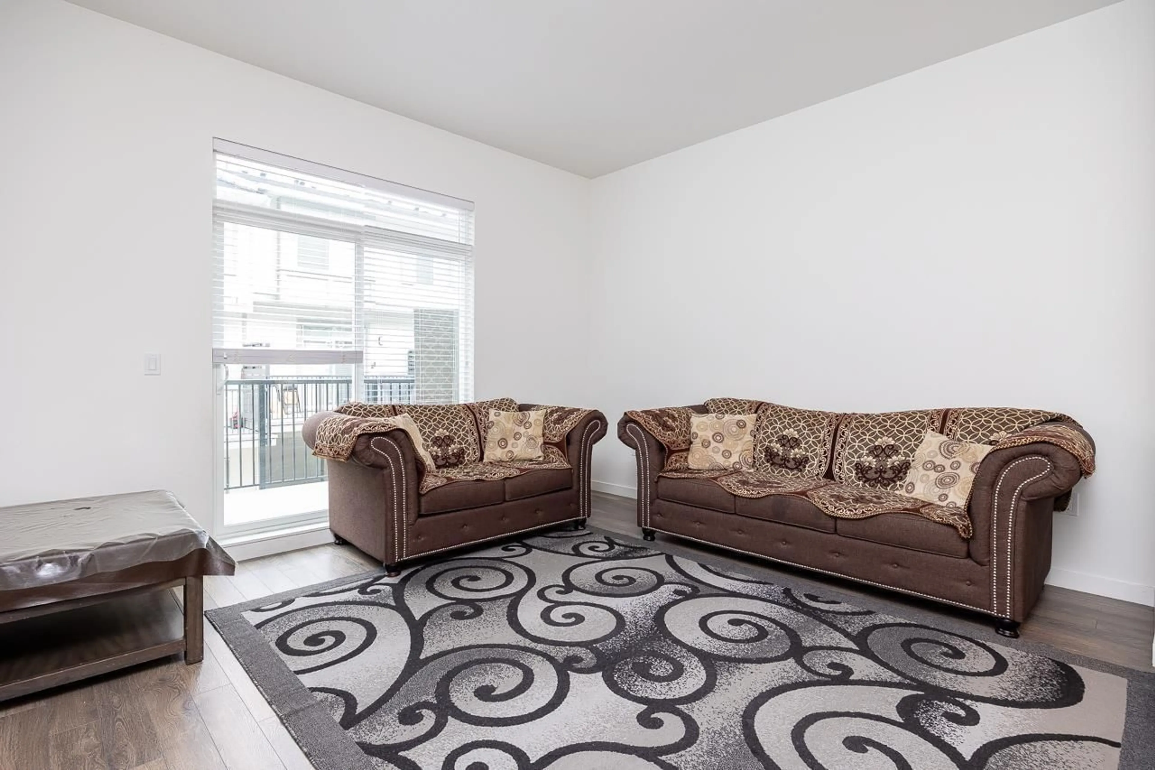 Living room with furniture, carpet floor for 4 - 13629 81A AVENUE, Surrey British Columbia V3W3M4