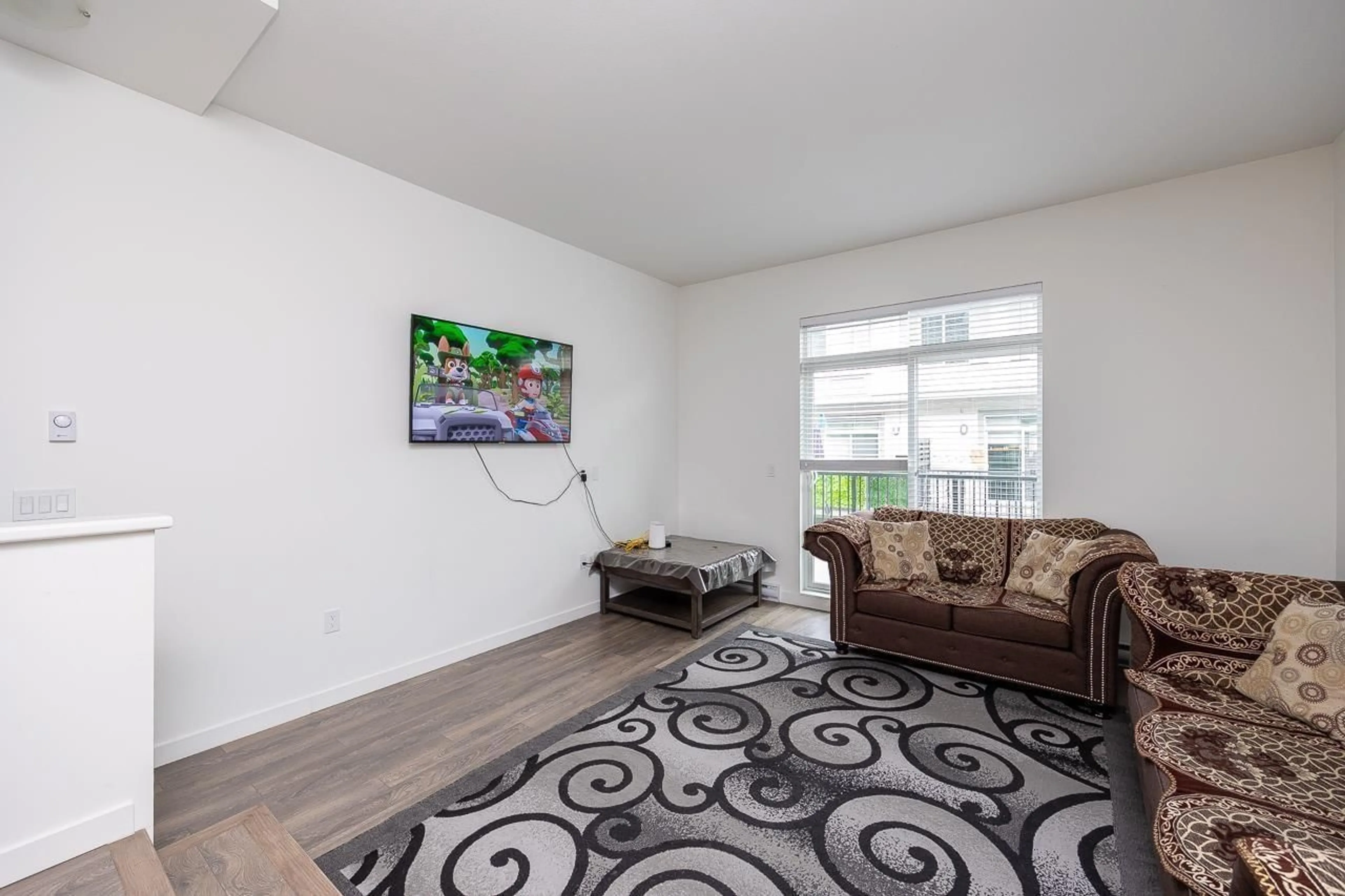 Living room with furniture, unknown for 4 - 13629 81A AVENUE, Surrey British Columbia V3W3M4